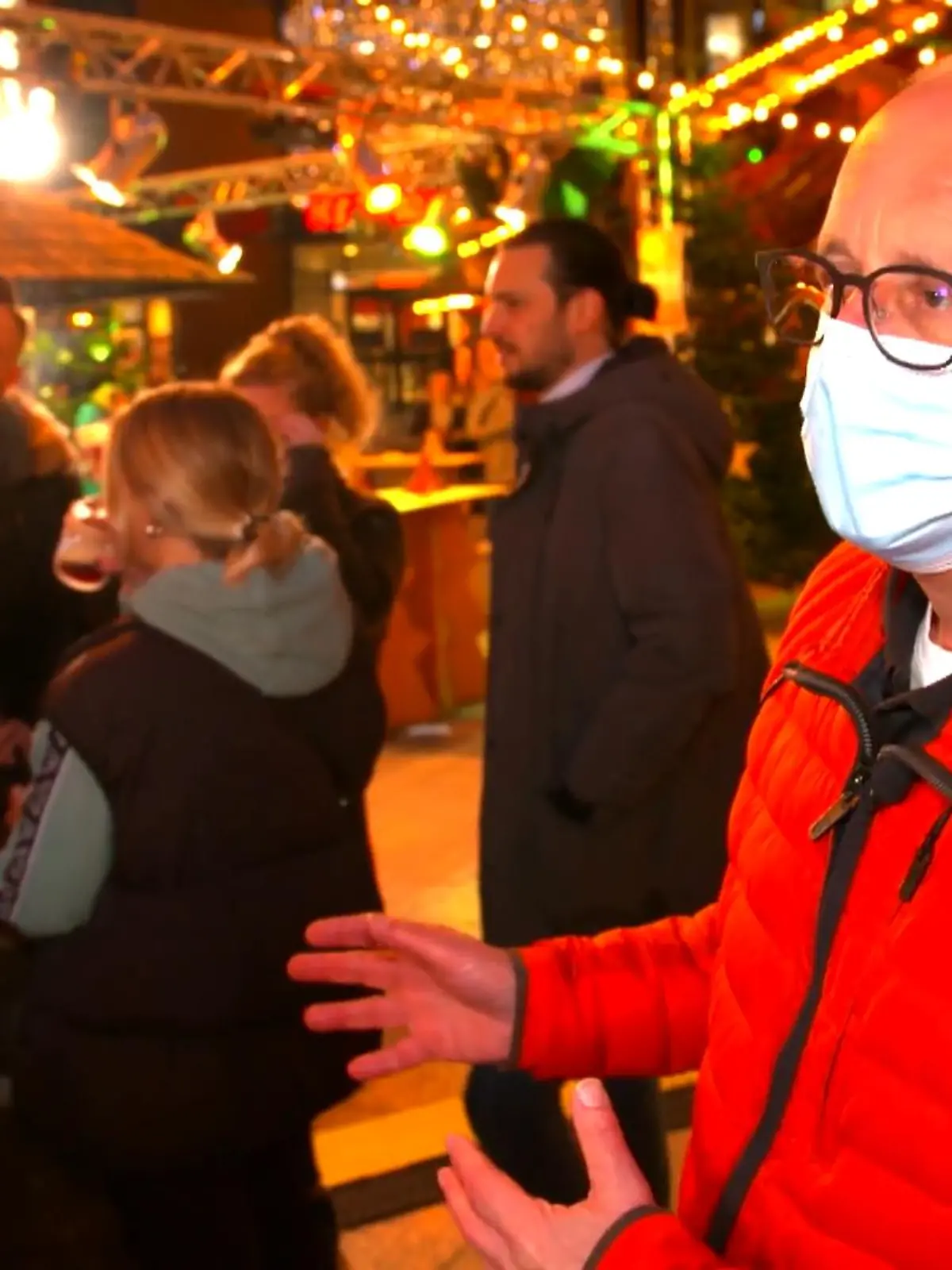 Der Weihnachtsmarkt gehört einfach dazu, um so richtig in Advents-Stimmung zu kommen! Die aktuelle Corona-Lage macht aber nicht nur uns Besuchern, sondern besonders den Ausstellern einen Strich durch die Rechnung. Etliche Corona-Regeln, die total verwirrend sind - und dann ist da immer noch die große Angst sich anzustecken. Aber wie hoch ist die Infektionsgefahr auf dem Weihnachtsmarkt wirklich? Unsere Reporterinnen Laurien Weinbrenner und Johanna Szanto machen zusammen mit dem Hygieniker Professor Walter Popp im Video den Test.