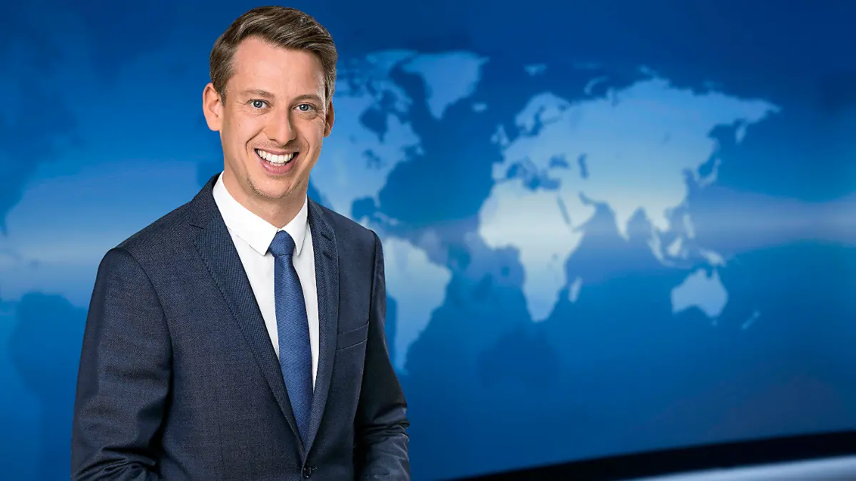 HANDOUT - 26.11.2021, Deutschland 2017, ---: Undatiertes Handout des NDR zeigt Andre Schünke, Nachrichtensprecher bei ARD-aktuell im Studio. Am 25. November führte zum ersten Mal Moderator Schünke durch die ARD-«Tagesschau» um 20.00 Uhr. (zu dpa "«Überrascht?» - Wegen Planungspanne neues Gesicht in der «Tagesschau»") Foto: Thorsten Jander/NDR /dpa - ACHTUNG: Nur zur redaktionellen Verwendung im Zusammenhang mit der aktuellen Berichterstattung und nur mit vollständiger Nennung des vorstehenden Credits +++ dpa-Bildfunk +++