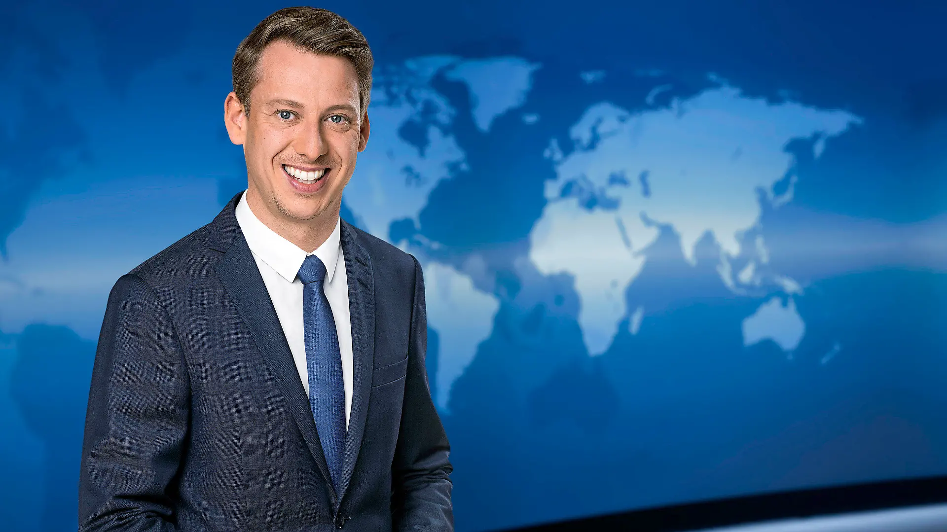 HANDOUT - 26.11.2021, Deutschland 2017, ---: Undatiertes Handout des NDR zeigt Andre Schünke, Nachrichtensprecher bei ARD-aktuell im Studio. Am 25. November führte zum ersten Mal Moderator Schünke durch die ARD-«Tagesschau» um 20.00 Uhr. (zu dpa "«Überrascht?» - Wegen Planungspanne neues Gesicht in der «Tagesschau»") Foto: Thorsten Jander/NDR /dpa - ACHTUNG: Nur zur redaktionellen Verwendung im Zusammenhang mit der aktuellen Berichterstattung und nur mit vollständiger Nennung des vorstehenden Credits +++ dpa-Bildfunk +++