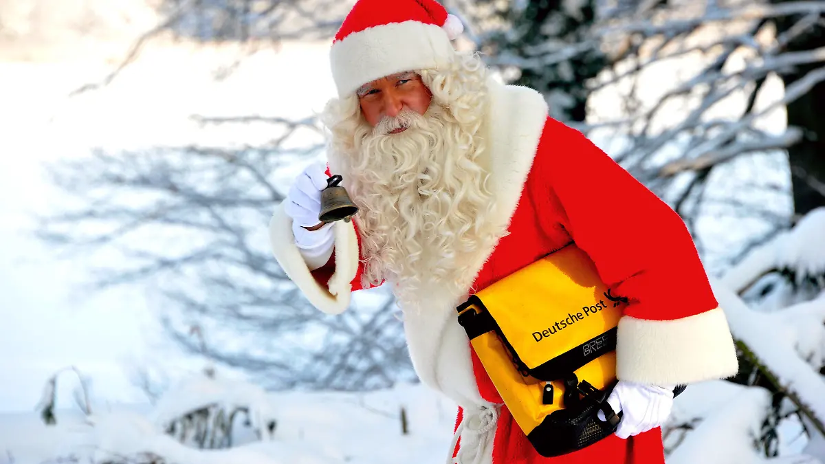 Durch hohen Schnee stapft der Weihnachtsmann am Dienstag (21.12.2010) zum Weihnachtspostamt nach Himmelpfort. 21 Kinder, die ihre Wunschzettel besonders phantasievoll gestaltet hatten, wurden vom Weihnachtsmann eingeladen und mit einem Geschenk überrascht. 269 000 Briefe aus der ganzen Welt wurden in diesem Jahr bereits im Weihnachstpostamt beantwortet. Foto: Bernd Settnik dpa/lbn  +++(c) dpa - Bildfunk+++