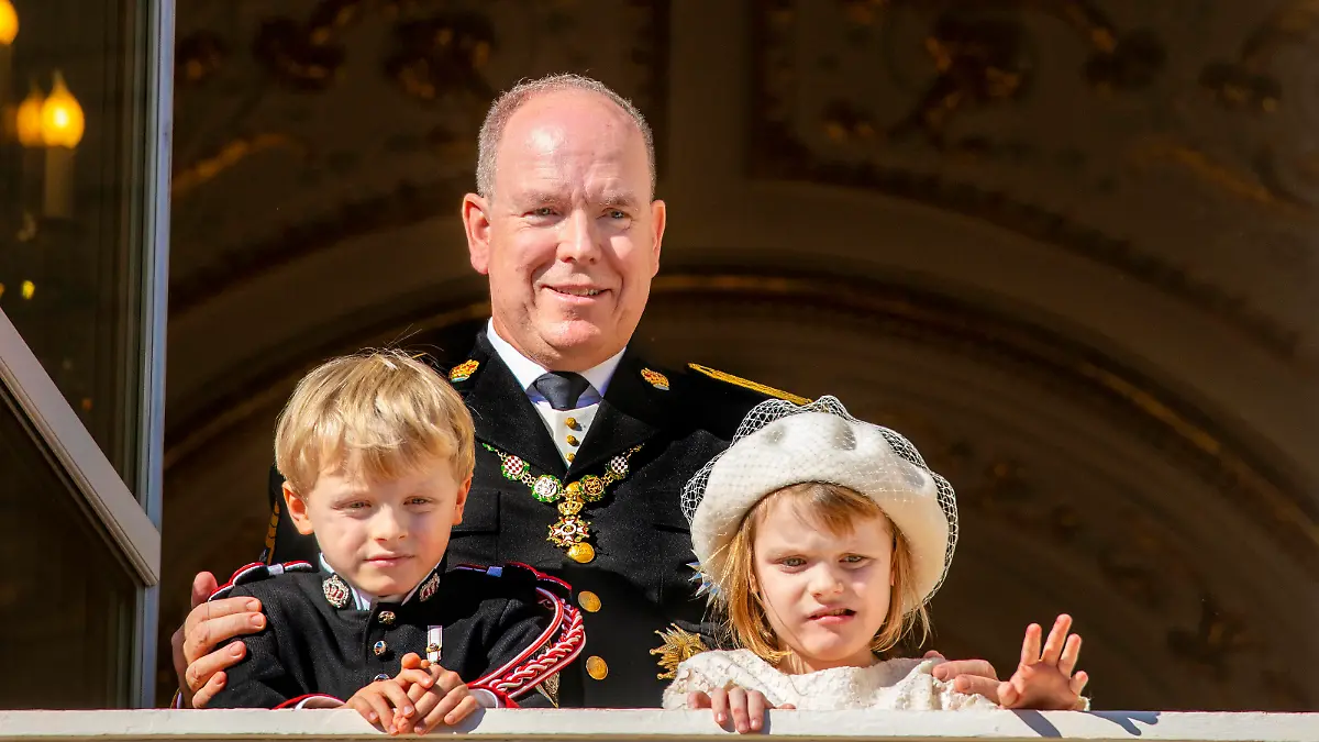 19-11-2021 Monte Carlo Prince Jacques and Princess Gabriella and Prince Albert II of Monaco during the Monaco national day celebrations in Monaco. PUBLICATIONxINxGERxSUIxAUTxONLY Copyright: xPPEx