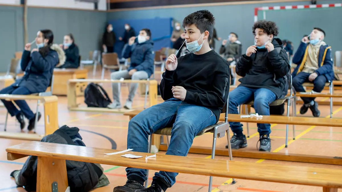 News Bilder des Tages 23.03.2021 , DU Duisburg , Schulkinder im Elly-Heuss-Knapp-Gymnasium am Grillopark 24 in Marxloh machen Corona - Schnelltests in der Sporthalle der Schule. Schüler und Schülerinnen machen den Corona - Schnelltest. *** 23 03 2021 , DU Duisburg , Schoolchildren in the Elly Heuss Knapp Gymnasium at Grillopark 24 in Marxloh do Corona quick tests in the schools gymnasium Pupils do the Corona quick test
