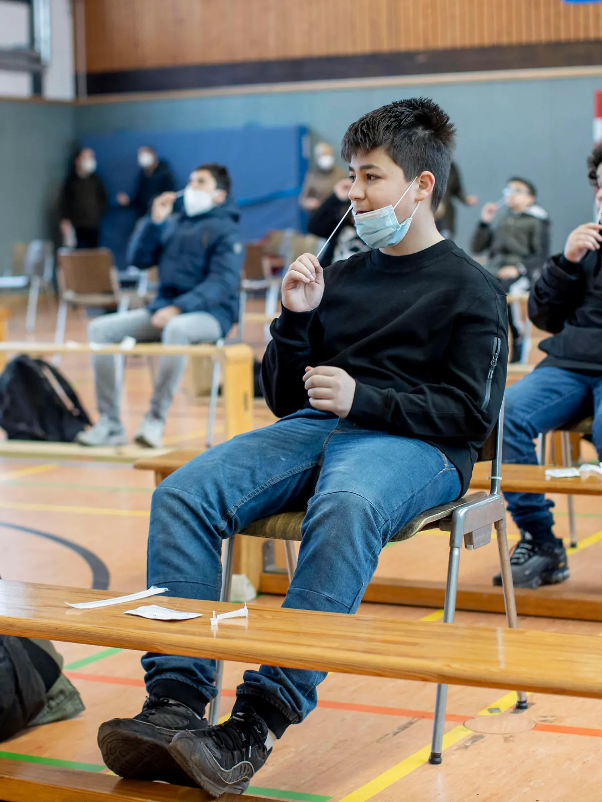 News Bilder des Tages 23.03.2021 , DU Duisburg , Schulkinder im Elly-Heuss-Knapp-Gymnasium am Grillopark 24 in Marxloh machen Corona - Schnelltests in der Sporthalle der Schule. Schüler und Schülerinnen machen den Corona - Schnelltest. *** 23 03 2021 , DU Duisburg , Schoolchildren in the Elly Heuss Knapp Gymnasium at Grillopark 24 in Marxloh do Corona quick tests in the schools gymnasium Pupils do the Corona quick test