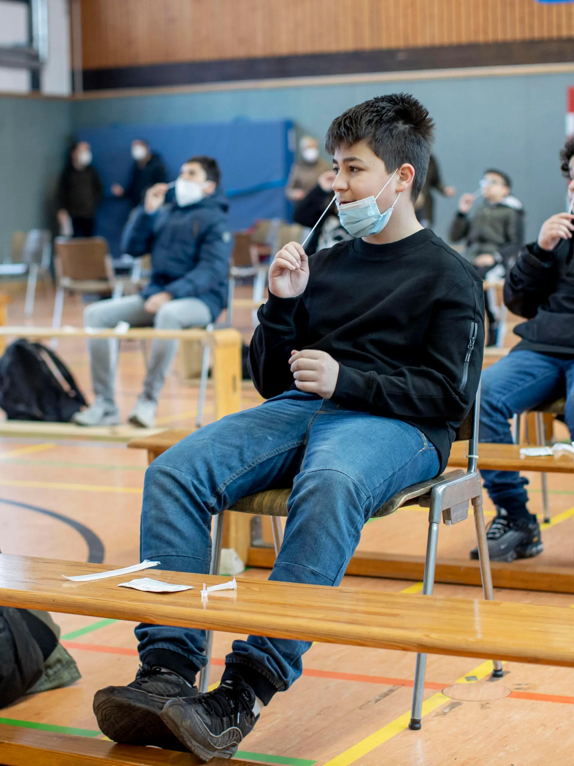 News Bilder des Tages 23.03.2021 , DU Duisburg , Schulkinder im Elly-Heuss-Knapp-Gymnasium am Grillopark 24 in Marxloh machen Corona - Schnelltests in der Sporthalle der Schule. Schüler und Schülerinnen machen den Corona - Schnelltest. *** 23 03 2021 , DU Duisburg , Schoolchildren in the Elly Heuss Knapp Gymnasium at Grillopark 24 in Marxloh do Corona quick tests in the schools gymnasium Pupils do the Corona quick test