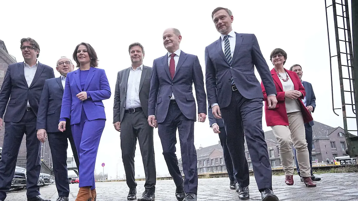 24.11.2021, Berlin: Michael Kellner, Bundesgeschäftsführer von Bündnis 90/Die Grünen, Norbert Walter-Borjans, Bundesvorsitzender der SPD, Annalena Baerbock, Bundesvorsitzende von Bündnis 90/Die Grünen, Robert Habeck, Bundesvorsitzender von Bündnis 90/Die Grünen, Olaf Scholz, SPD-Kanzlerkandidat und geschäftsführender Bundesfinanzminister, Christian Lindner, Parteivorsitzender der FDP, Volker Wissing, FDP-Generalsekretär, Saskia Esken, Bundesvorsitzende der SPD und Lars Klingbeil, SPD-Generalsekretär stellen auf einer Pressekonferenz den gemeinsamen Koalitionsvertrag der Ampel-Parteien von SPD, Bündnis 90/Die Grünen und FDP für die künftige Bundesregierung vor. Foto: Michael Kappeler/dpa +++ dpa-Bildfunk +++