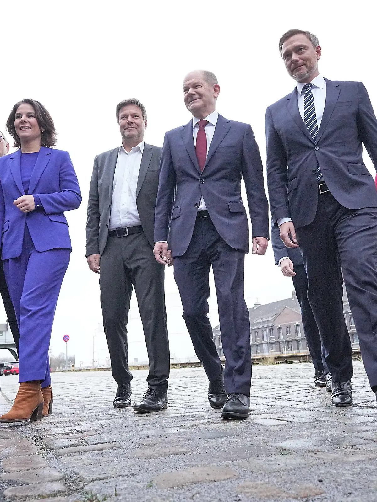 24.11.2021, Berlin: Michael Kellner, Bundesgeschäftsführer von Bündnis 90/Die Grünen, Norbert Walter-Borjans, Bundesvorsitzender der SPD, Annalena Baerbock, Bundesvorsitzende von Bündnis 90/Die Grünen, Robert Habeck, Bundesvorsitzender von Bündnis 90/Die Grünen, Olaf Scholz, SPD-Kanzlerkandidat und geschäftsführender Bundesfinanzminister, Christian Lindner, Parteivorsitzender der FDP, Volker Wissing, FDP-Generalsekretär, Saskia Esken, Bundesvorsitzende der SPD und Lars Klingbeil, SPD-Generalsekretär stellen auf einer Pressekonferenz den gemeinsamen Koalitionsvertrag der Ampel-Parteien von SPD, Bündnis 90/Die Grünen und FDP für die künftige Bundesregierung vor. Foto: Michael Kappeler/dpa +++ dpa-Bildfunk +++