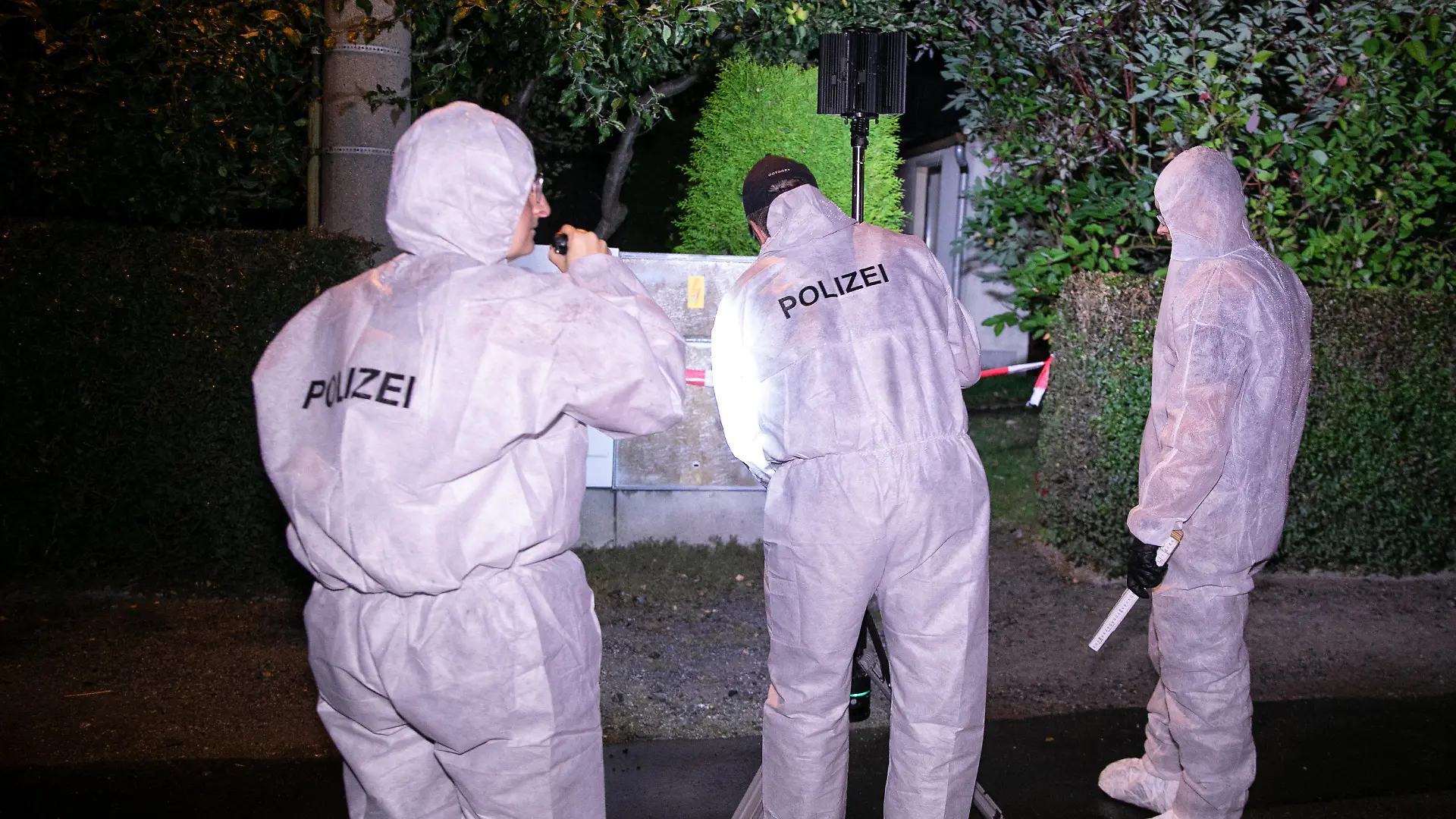 15.09.2021, Sachsen, Großröhrsdorf: Eine 16-Jährige ist im Landkreis Bautzen in Sachsen getötet worden. Die Kriminalpolizei hat die Ermittlungen aufgenommen und sichert Spuren. Die Polizei fahndet unter anderem mit einem Fährtenhund nach einem männlichen Tatverdächtigen. Foto: Tino Plunert/dpa-Zentralbild/dpa +++ dpa-Bildfunk +++