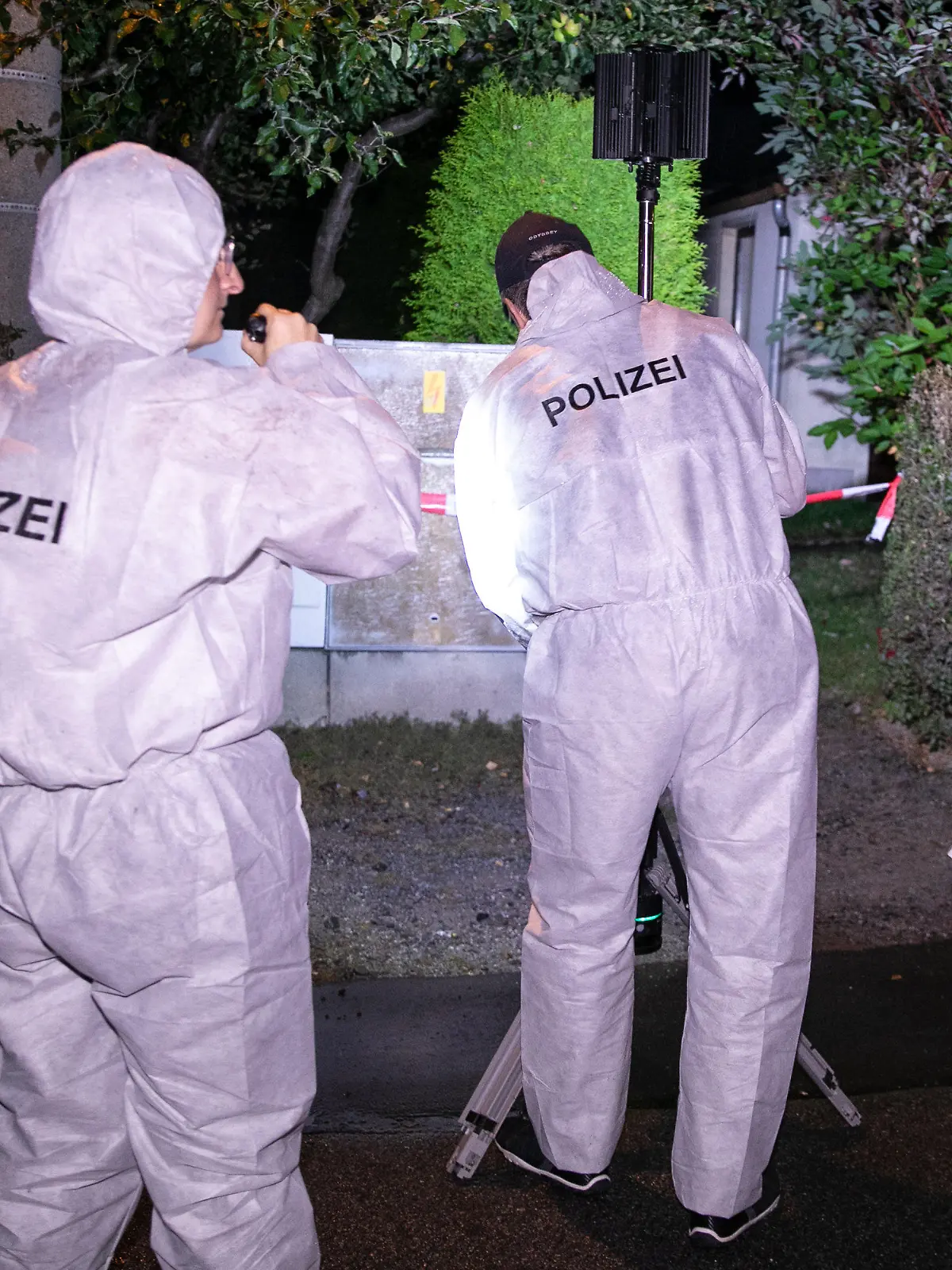 15.09.2021, Sachsen, Großröhrsdorf: Eine 16-Jährige ist im Landkreis Bautzen in Sachsen getötet worden. Die Kriminalpolizei hat die Ermittlungen aufgenommen und sichert Spuren. Die Polizei fahndet unter anderem mit einem Fährtenhund nach einem männlichen Tatverdächtigen. Foto: Tino Plunert/dpa-Zentralbild/dpa +++ dpa-Bildfunk +++