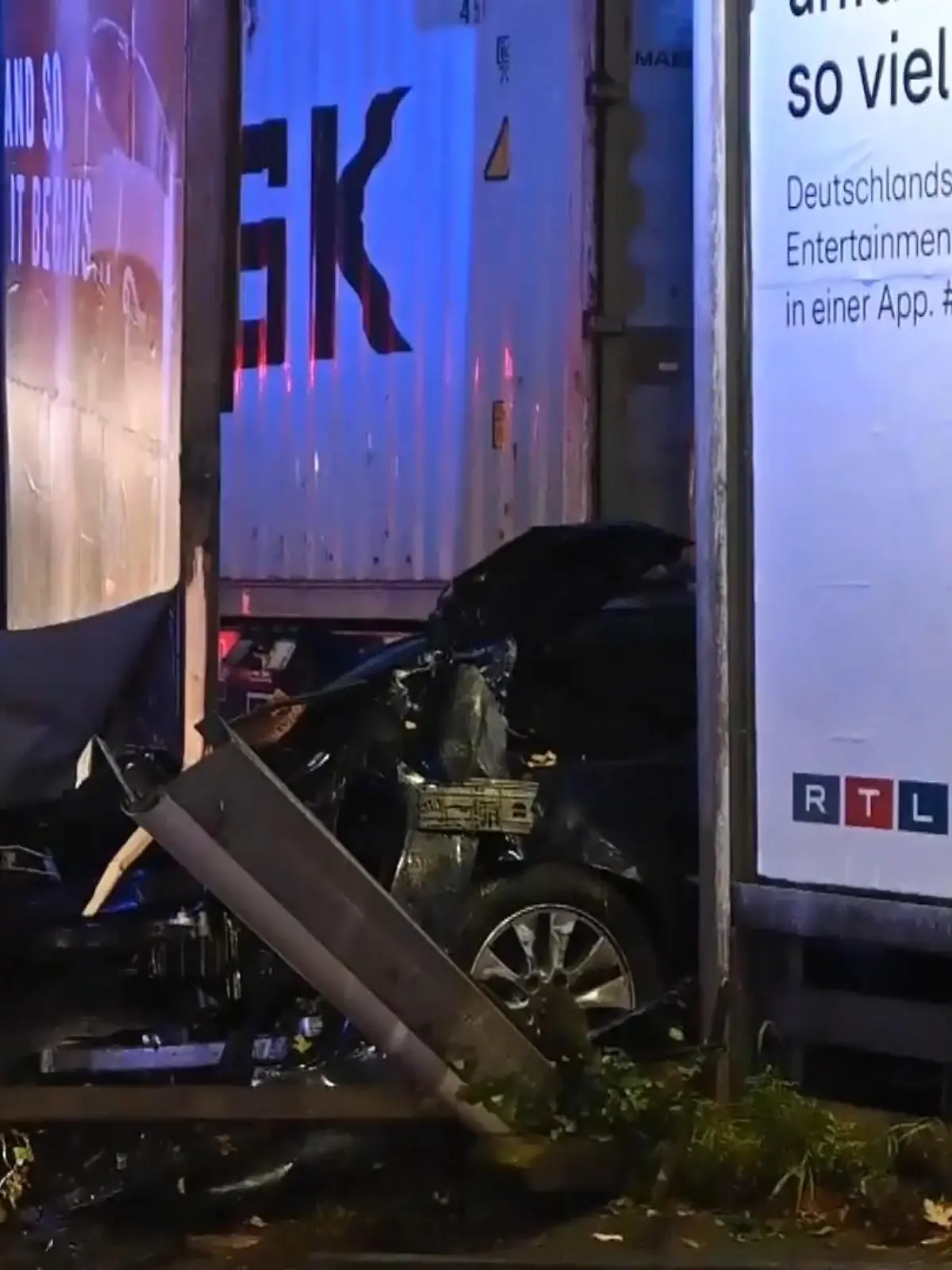 In Hamburg rammt ein Güterzug ein Auto - wie durch ein Wunder wird niemand verletzt.