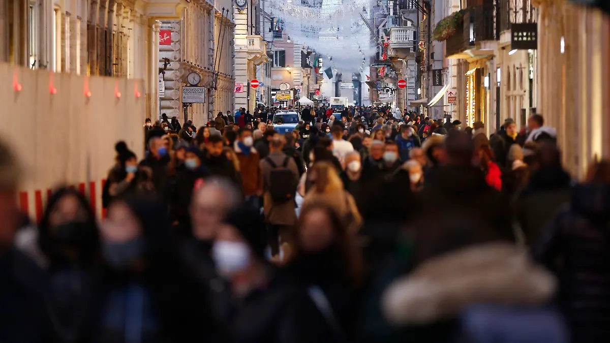 29.11.2021, Italien, Rom: Einige Menschen gehen die zentrale Einkaufsstraße Via del Corso entlang. Foto: Cecilia Fabiano/LaPresse via ZUMA Press/dpa +++ dpa-Bildfunk +++