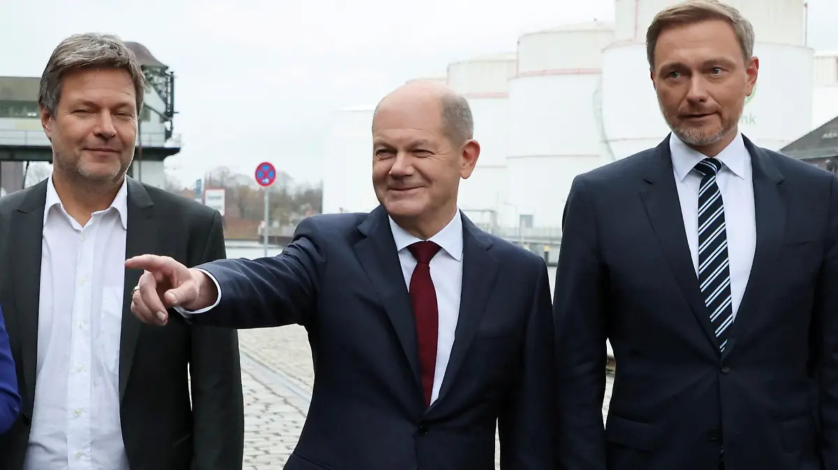 Social Democratic Party (SPD) top candidate for chancellor Olaf Scholz, Greens party co-leaders Robert Habeck and Annalena Baerbock, and Free Democratic Party (FDP) leader Christian Lindner pose for a family photo after a final round of coalition talks to form a new government, in Berlin, Germany, November 24, 2021. REUTERS/Fabrizio Bensch