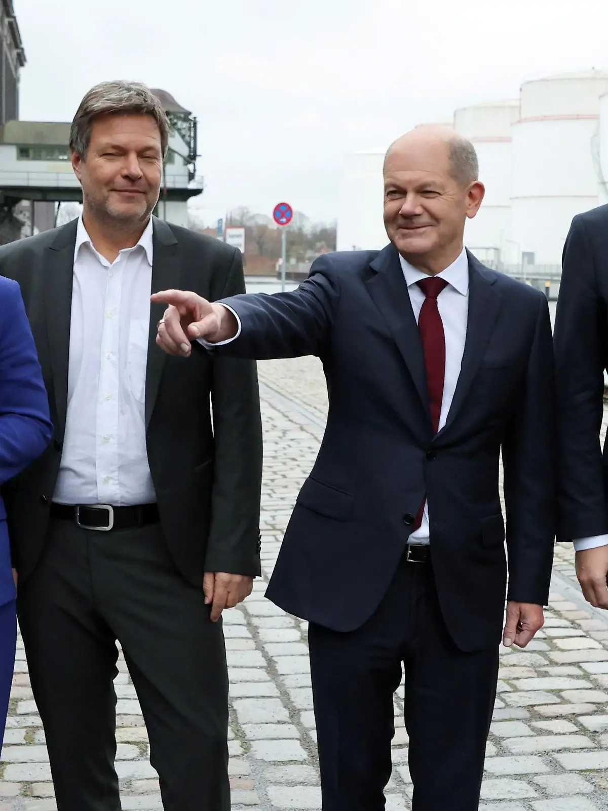 Social Democratic Party (SPD) top candidate for chancellor Olaf Scholz, Greens party co-leaders Robert Habeck and Annalena Baerbock, and Free Democratic Party (FDP) leader Christian Lindner pose for a family photo after a final round of coalition talks to form a new government, in Berlin, Germany, November 24, 2021. REUTERS/Fabrizio Bensch