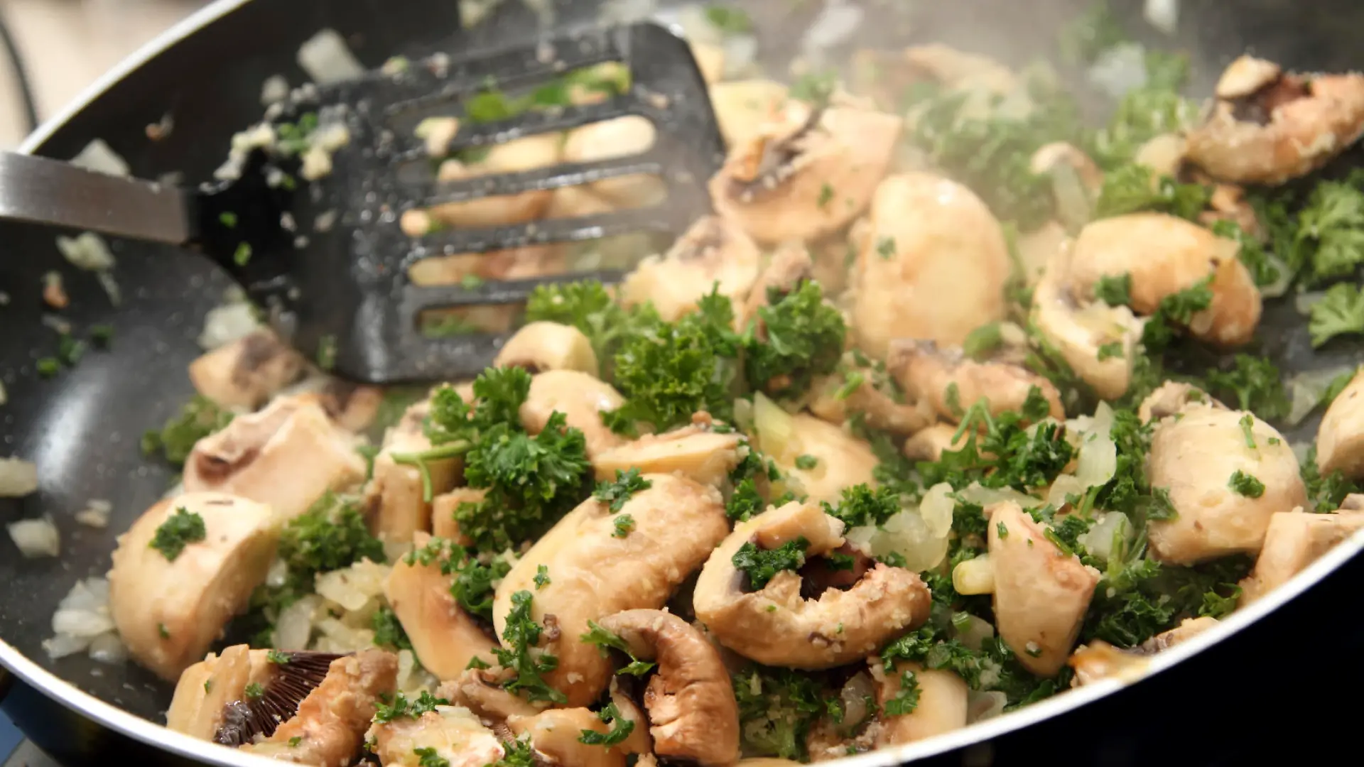 Champignons and parsley in a pan