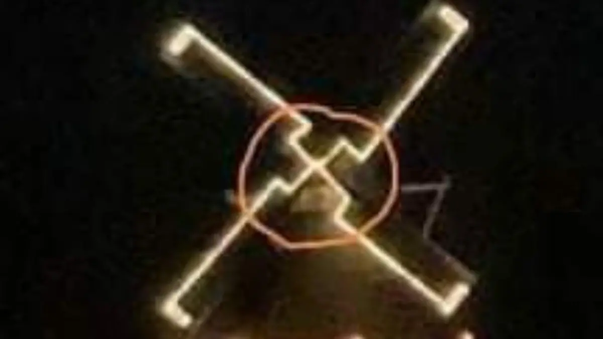 Eindeutig zu sehen: Die Lichterketten an der Windmühle wirken wie ein Hakenkreuz.
