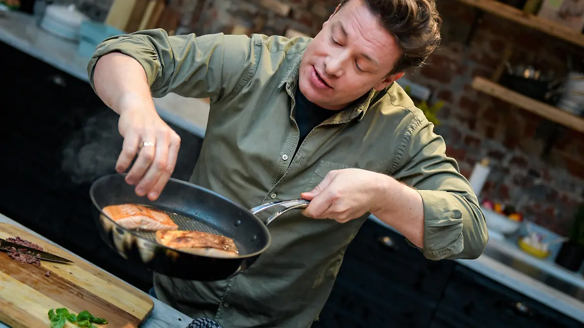 Jamie Oliver mit Pfanne