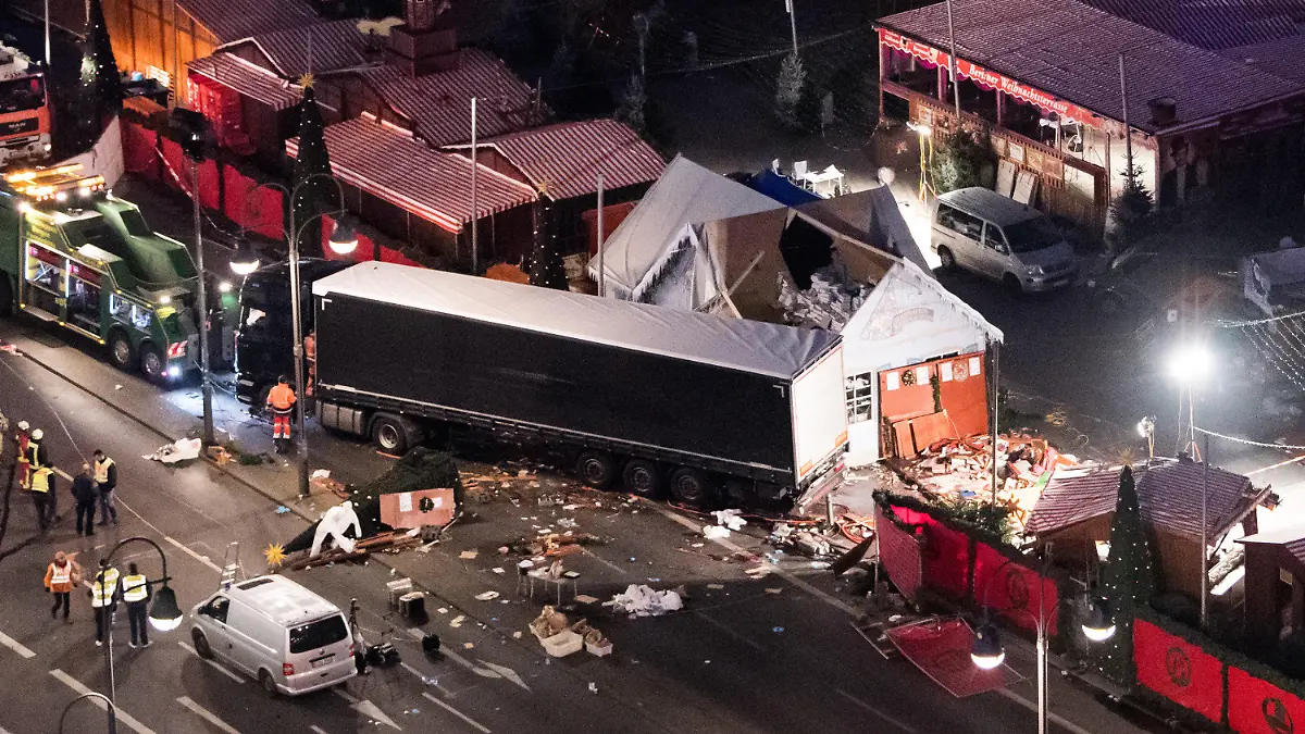ARCHIV - 20.12.2016, Berlin: Eine Schneise der Verwüstung ist auf dem Weihnachtsmarkt am Breitscheidplatz in Berlin zu sehen, nachdem der Attentäter Anis Amri mit einem Lastwagen über den Platz gerast war. (zu dpa "Vier Jahre nach dem Weihnachtsmarkt-Anschlag: Fragen an de Maizière") Foto: Bernd von Jutrczenka/dpa +++ dpa-Bildfunk +++