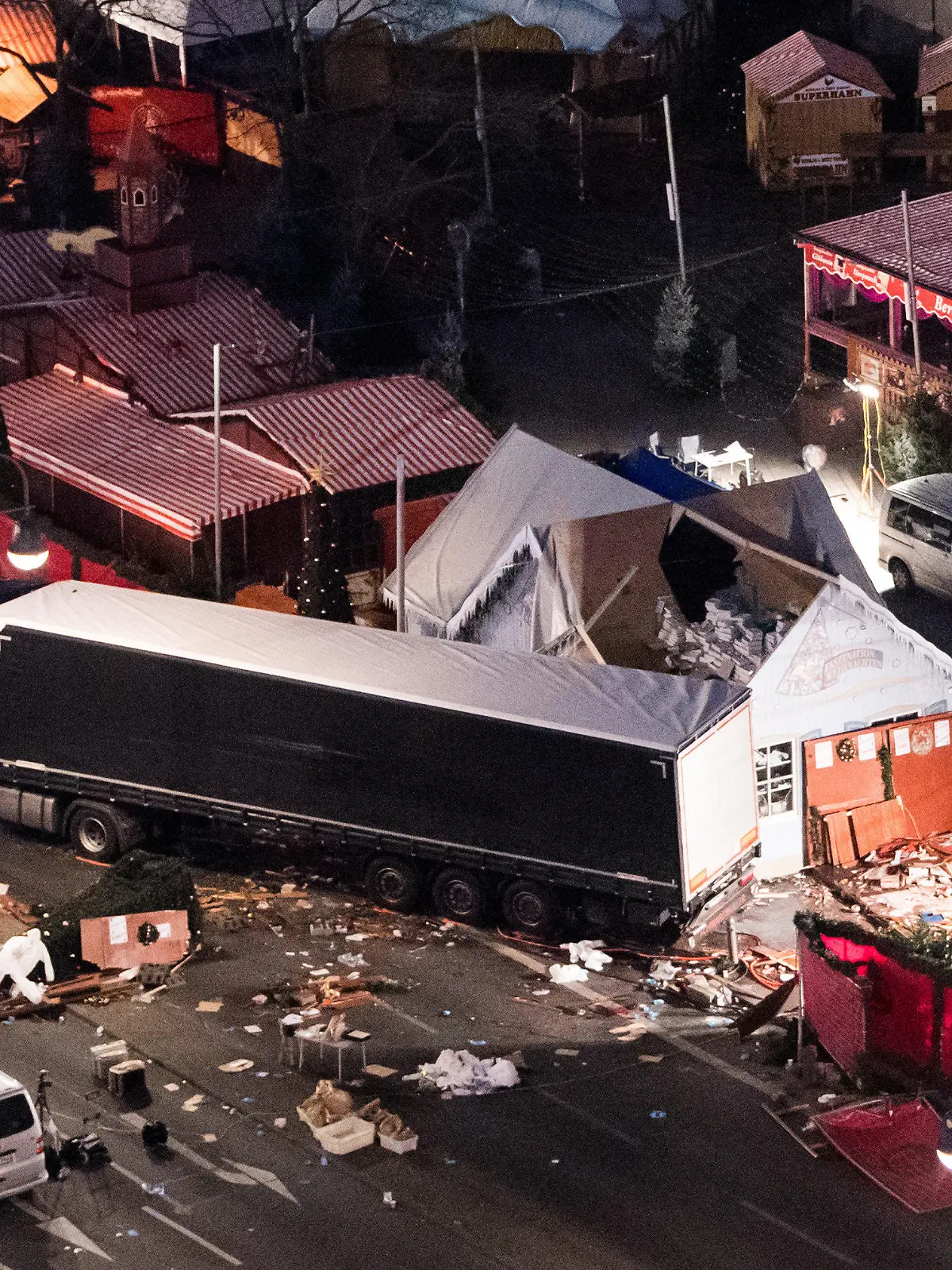 ARCHIV - 20.12.2016, Berlin: Eine Schneise der Verwüstung ist auf dem Weihnachtsmarkt am Breitscheidplatz in Berlin zu sehen, nachdem der Attentäter Anis Amri mit einem Lastwagen über den Platz gerast war. (zu dpa "Vier Jahre nach dem Weihnachtsmarkt-Anschlag: Fragen an de Maizière") Foto: Bernd von Jutrczenka/dpa +++ dpa-Bildfunk +++