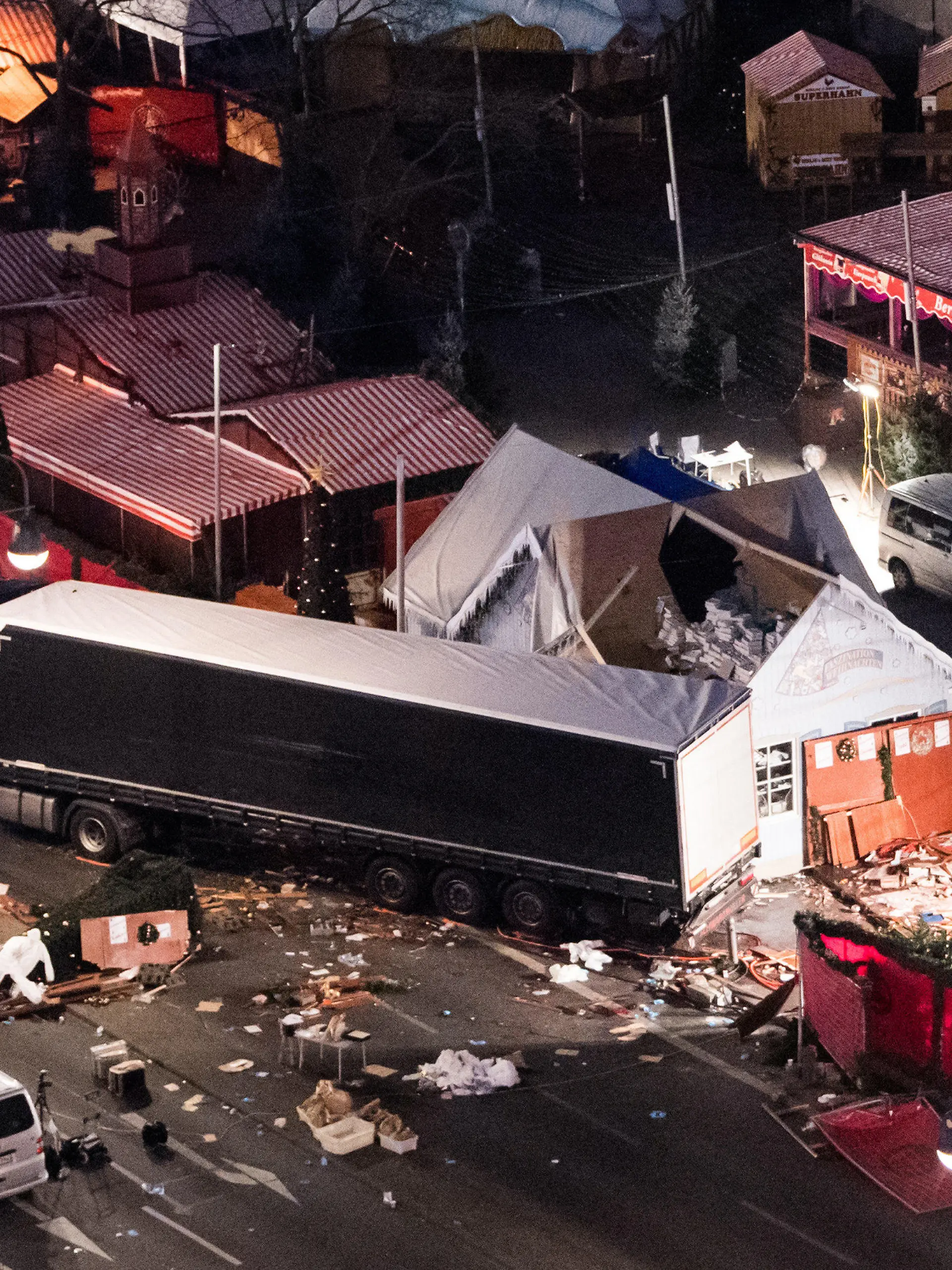 ARCHIV - 20.12.2016, Berlin: Eine Schneise der Verwüstung ist auf dem Weihnachtsmarkt am Breitscheidplatz in Berlin zu sehen, nachdem der Attentäter Anis Amri mit einem Lastwagen über den Platz gerast war. (zu dpa "Vier Jahre nach dem Weihnachtsmarkt-Anschlag: Fragen an de Maizière") Foto: Bernd von Jutrczenka/dpa +++ dpa-Bildfunk +++