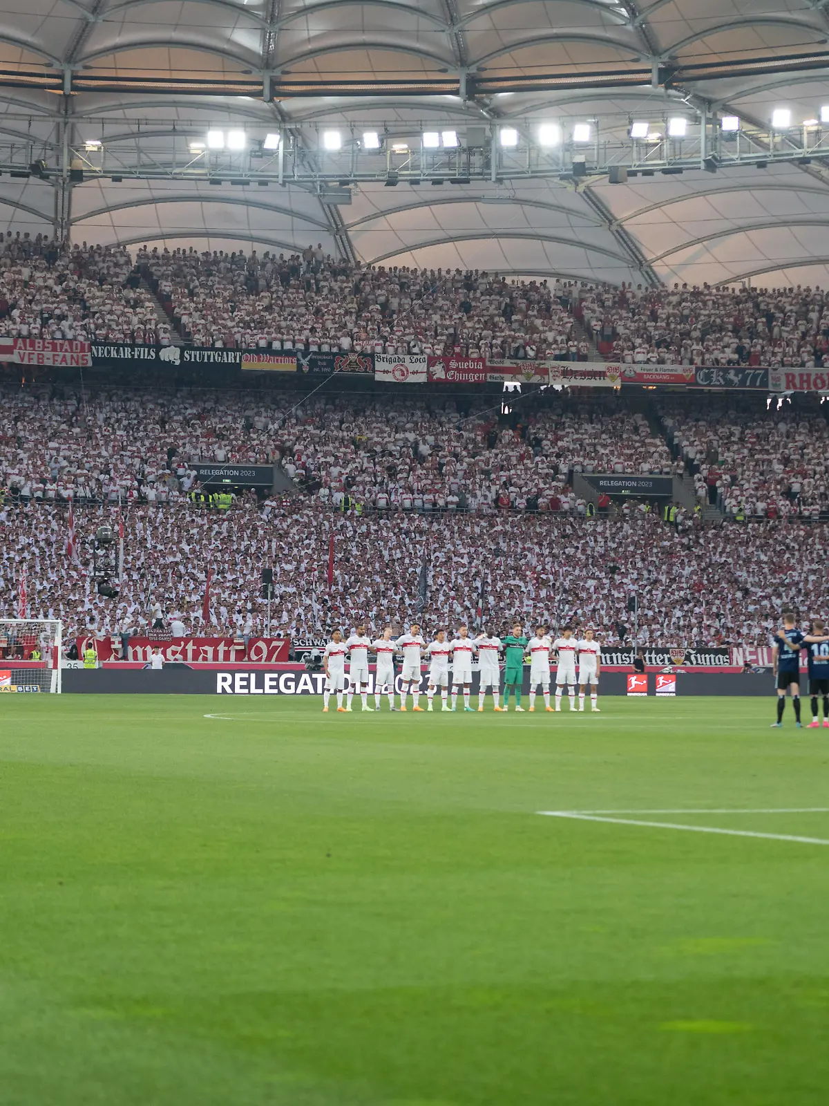 Schweigeminute vor Relegations-Hinspiel