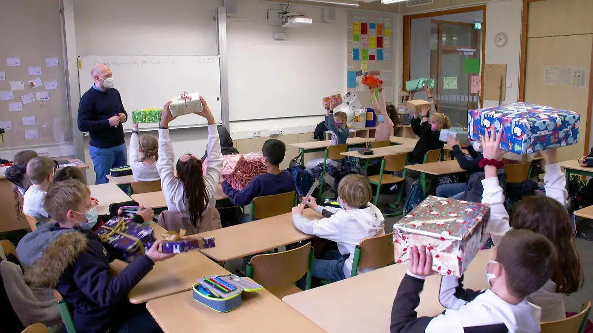Schulkinder packen Weihnachtspakete