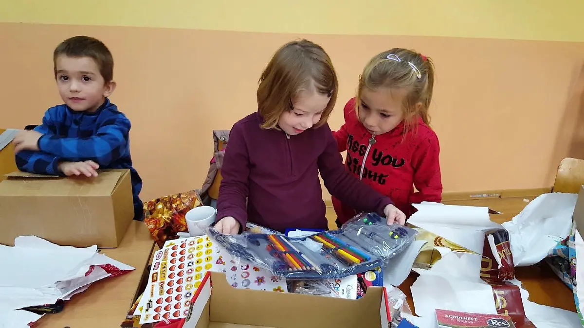Kinder packen Pakete aus