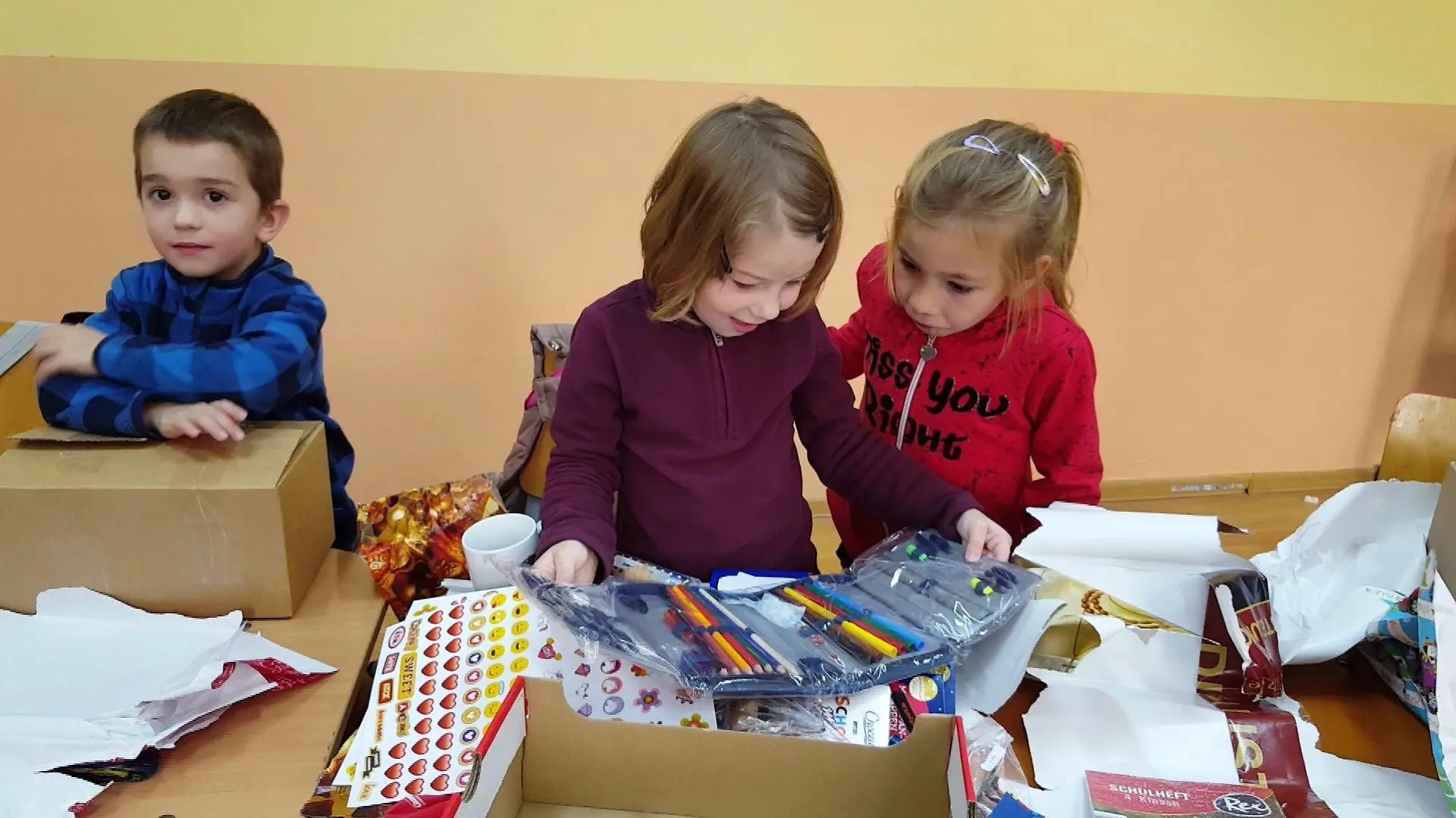 Kinder packen Pakete aus