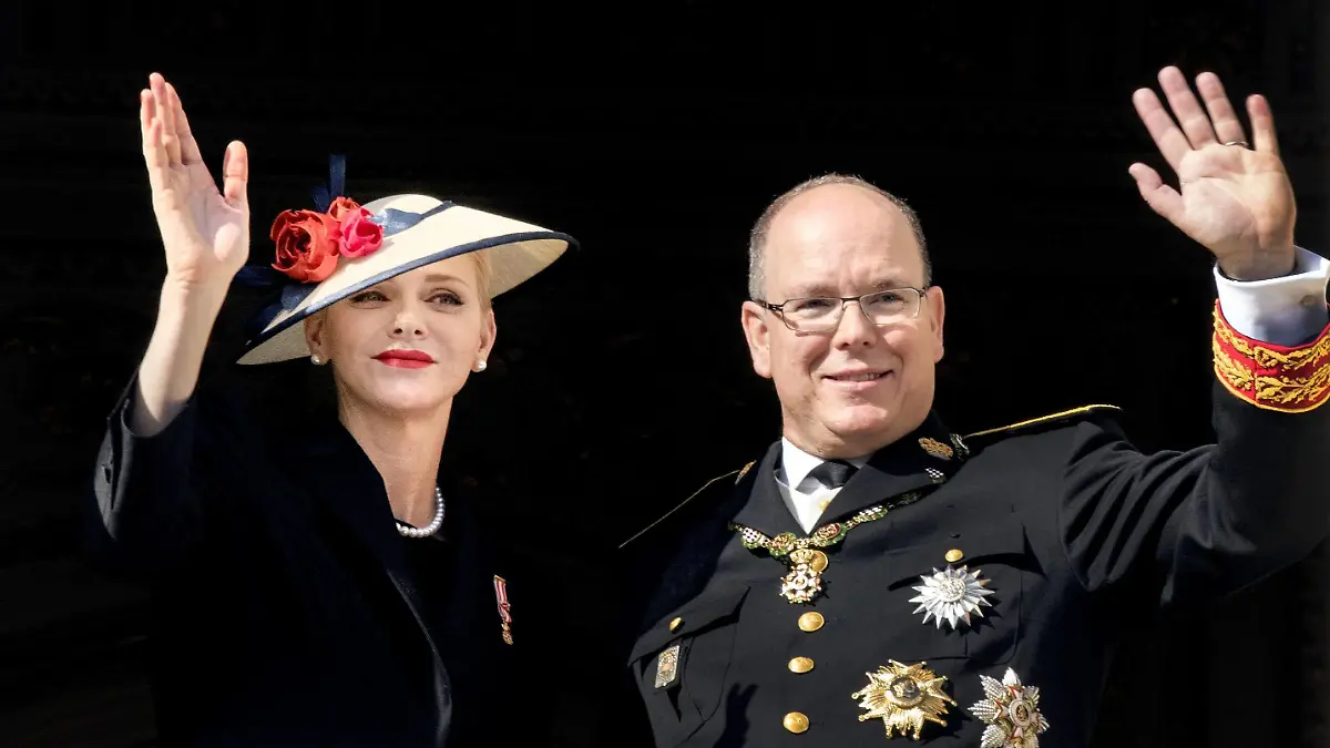 Bilder des Tages Monaco - Fürstenfamilie zeigt sich am Nationalfeiertag 19-11-2016 Monaco Celebrations marking Monaco s National Day in Monte Carlo Prince Albert and Princess Charlene and Princess Gabriella and Prince Jacques PUBLICATIONxINxGERxSUIxAUTxONLY Copyright: ppex