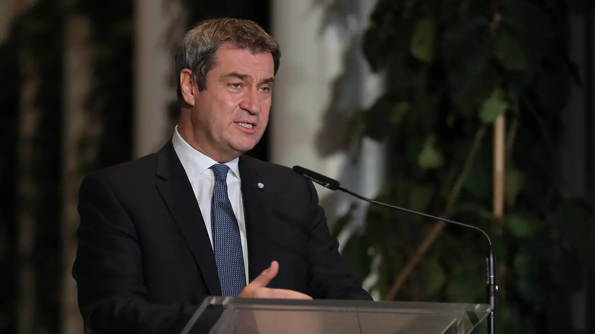 Statement von Markus Söder zur Bekämpfung der Corona Pandemie Der bayerische Ministerpräsident Dr. Markus Söder gibt ein Statement zu den Beschlüssen in Berlin zur Bekämpfung der Corona Pandemie ab, München Bayern Deutschland Staatskanzlei Orangerie *** Statement by Markus Söder on the fight against the Corona Pandemic The Bavarian Minister President Dr Markus Söder makes a statement on the decisions taken in Berlin to fight the Corona Pandemic, Munich Bavaria Germany State Chancellery Orangery
