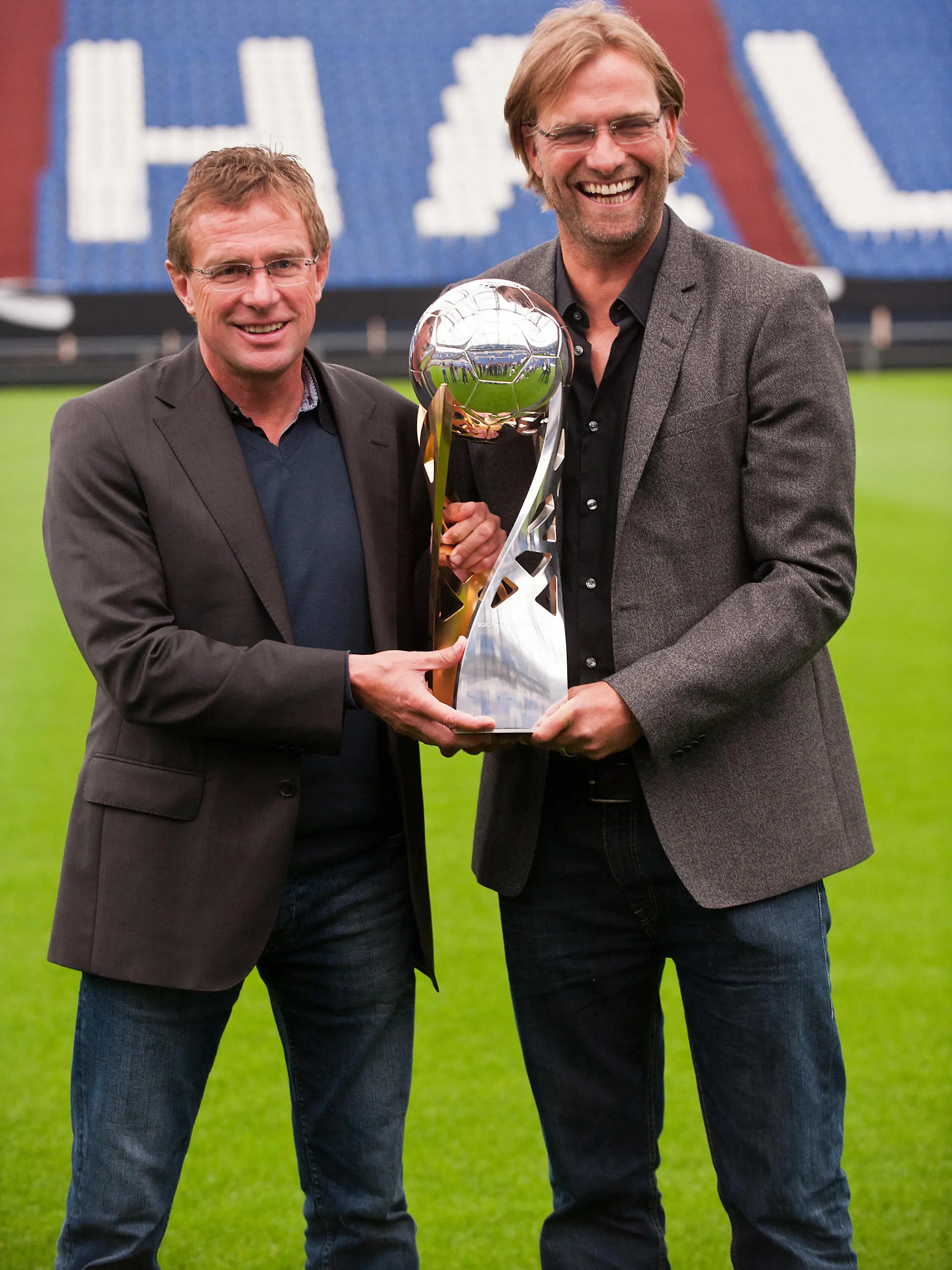 Jürgen Klopp (r), Cheftrainer des Bundesligisten BVB Borussia Dourtmund 09, und Ralf Rangnick, Cheftrainer des Bundesligisten FC Schalke 04, am Donnerstag (21.07.2011) bei der Pressekonderenz zum Supercup am 23.07.2011 in der Veltins Arena in Gelsenkirchen. Beim Supercup der DFL spielt der amtierende Pokalsieger (FC Schalke 04) gegen den deutschen Meister (BVB Borussia Dortmund 09). Foto: Sebastian Konopka dpa/lnw +++ dpa-Bildfunk +++