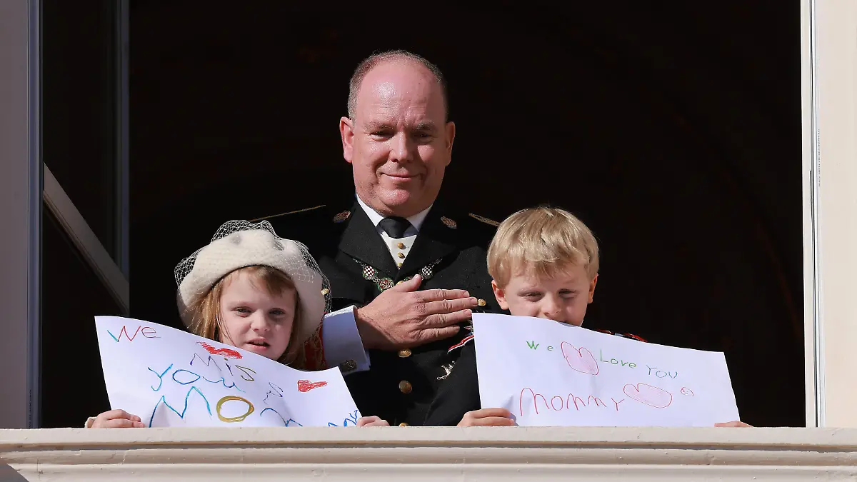 Fete Nationale a Monaco. Balcon Palais. PAP11212515 Monaco,18th November 2021 Monacos National Day with the members of the Principalitys family members except Prince Alberts wife Princess Charlene 274716 2021-11-19 Prince Albert II Monaco Prince Jacques de Monaco Princesse Gabriella de Monaco PUBLICATIONxINxGERxAUTxONLY Copyright: xPapixsx/xStarfacex STAR_274716_012