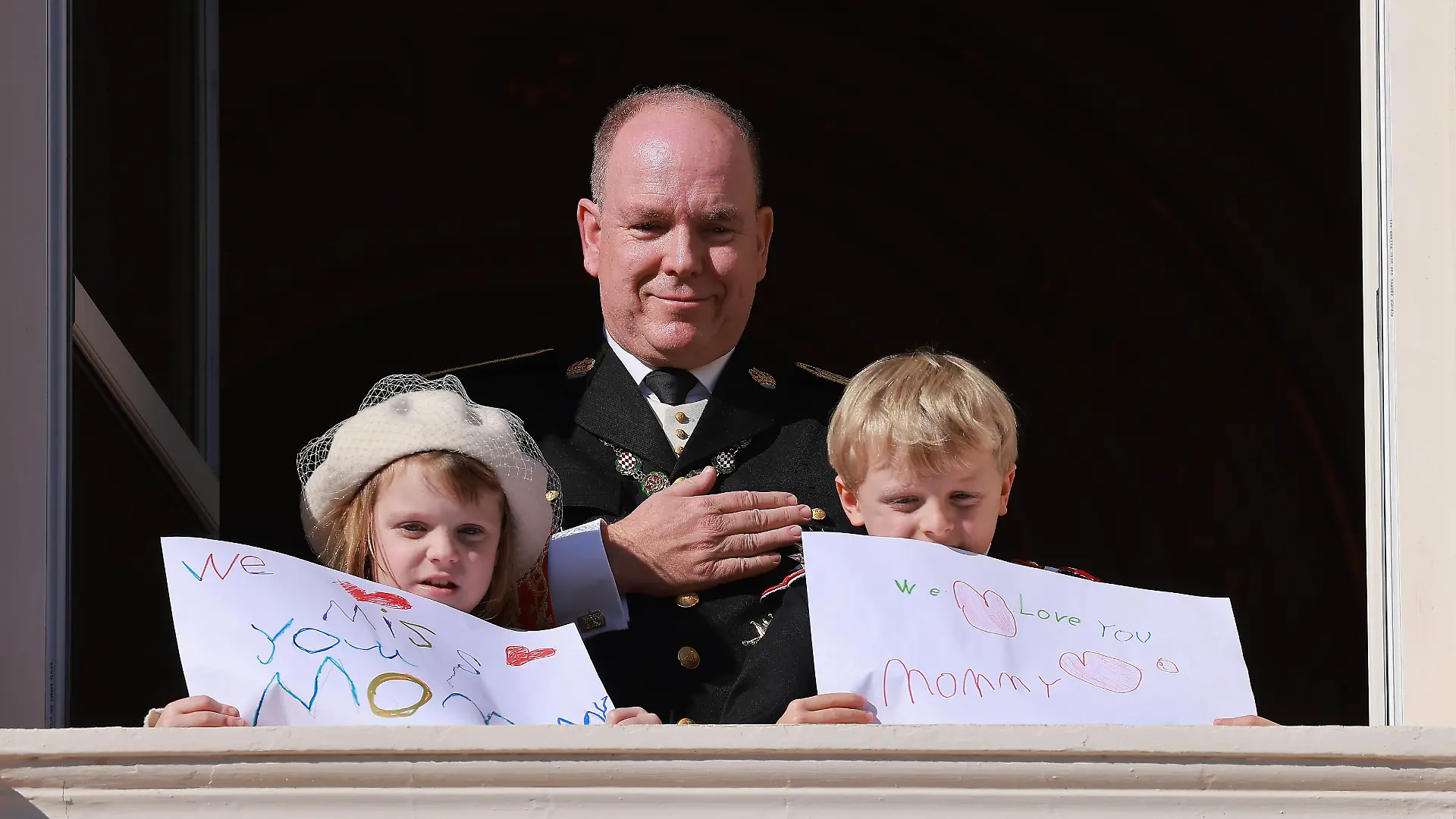  Fete Nationale a Monaco. Balcon Palais. PAP11212515 Monaco,18th November 2021 Monacos National Day with the members of the Principalitys family members except Prince Alberts wife Princess Charlene 274716 2021-11-19 Prince Albert II Monaco Prince Jacques de Monaco Princesse Gabriella de Monaco PUBLICATIONxINxGERxAUTxONLY Copyright: xPapixsx/xStarfacex STAR_274716_012