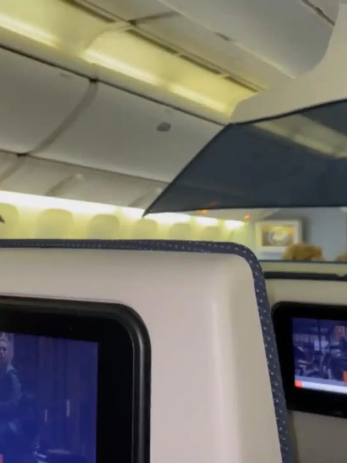 14 Stunden sitzen diese Menschen schon im Flieger. Vier davon stehen sie im Gate des Amsterdamer Flughafens Schiphol. Zuvor sind sie 10 Stunden von Südafrika in die Niederlande geflogen. Von dort, wo sich derzeit eine neue Virus-Variante breitmacht, die noch gefährlicher sein könnte, als bisherige.