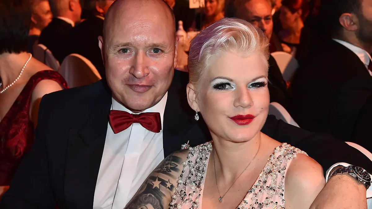 Melanie Müller und ihr Ehemann Mike Blümel beim Leipziger Opernball am 4.11.2017 in Leipzig Leipziger Operball 2017 *** Melanie Mueller and her Husband Mike Blümel the Leipzig Opera Ball at 4 11 2017 in Leipzig Leipzig Opera Ball 2017 PUBLICATIONxINxGERxSUIxAUTxONLY