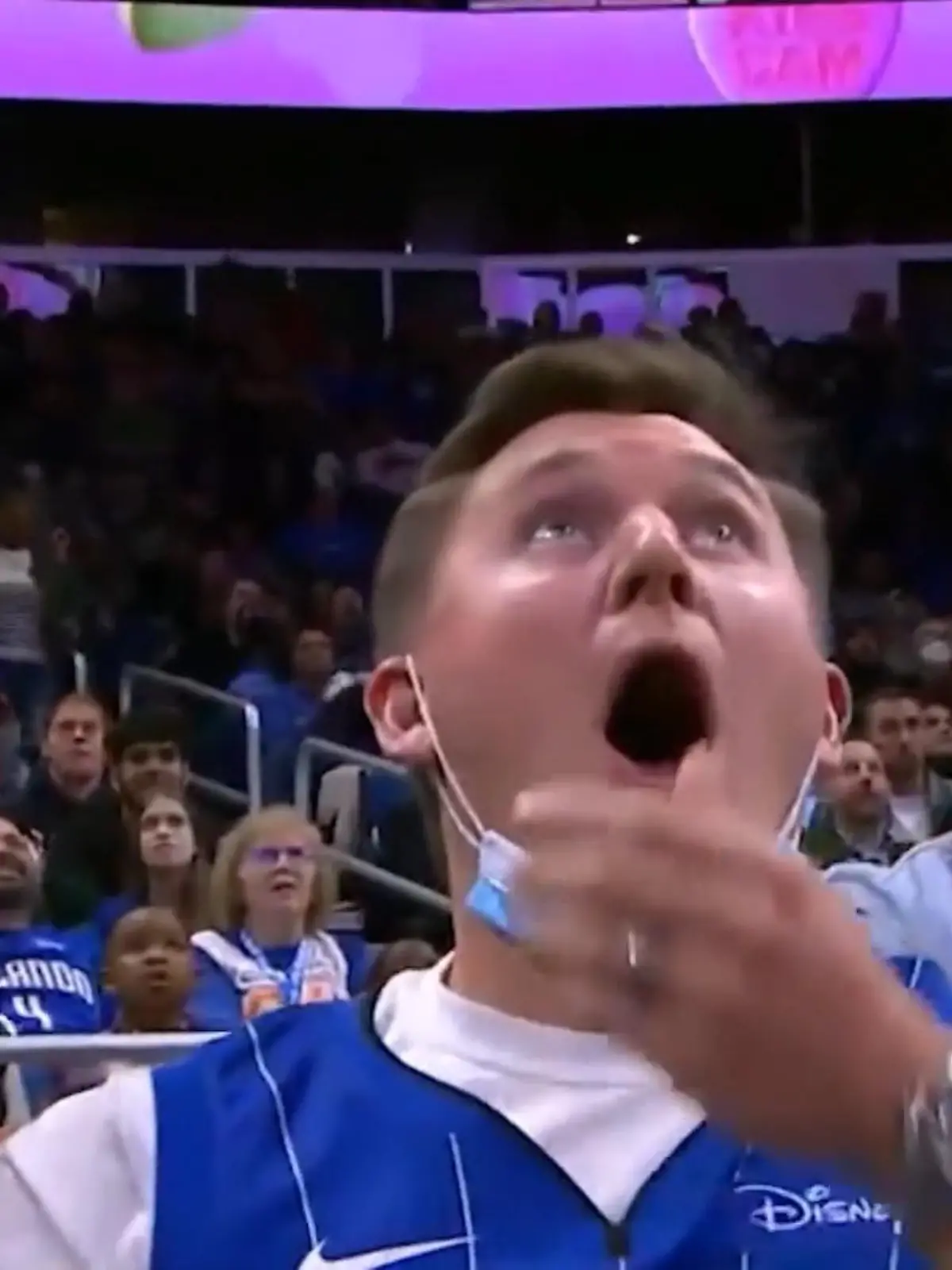 Am Rande eines NBA-Spiels der Orlando Magics erfährt ein Fan, dass er Vater wird und zwar über die Kiss-Cam auf der großen Videoleinwand.