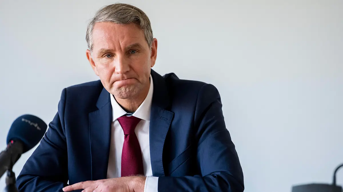 LANDESPRESSEKONFERENZ THÜRINGEN 10/11/2021 - Erfurt: Björn Höcke AfD in der Landespressekonferenz Thüringen LPK im Thüringer Landtag am 10. November 2021. / _________________ *** STATE PRESS CONFERENCE THURINGIA 10 11 2021 Erfurt Björn Höcke AfD in the State Press Conference Thuringia LPK in the Thuringian Parliament on 10 November 2021 