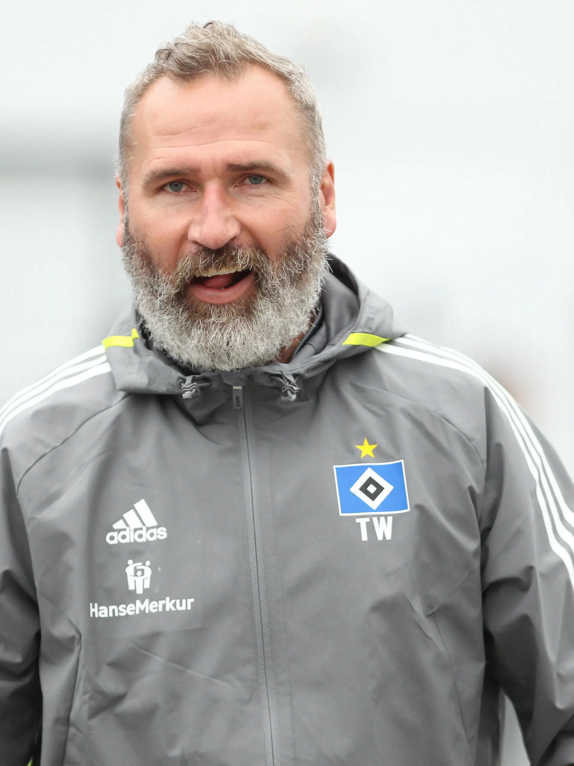Vorletztes Training des Fußball-Zweitligisten Hamburger SV in Hamburg vor dem Relegationshinspiel am Donnerstagabend beim VfB Stuttgart. Coach Tim Walter. Stellingen Hamburg *** Penultimate training of the soccer second division Hamburger SV in Hamburg before the relegation play-off on Thursday evening at VfB Stuttgart Coach Tim Walter Stellingen Hamburg