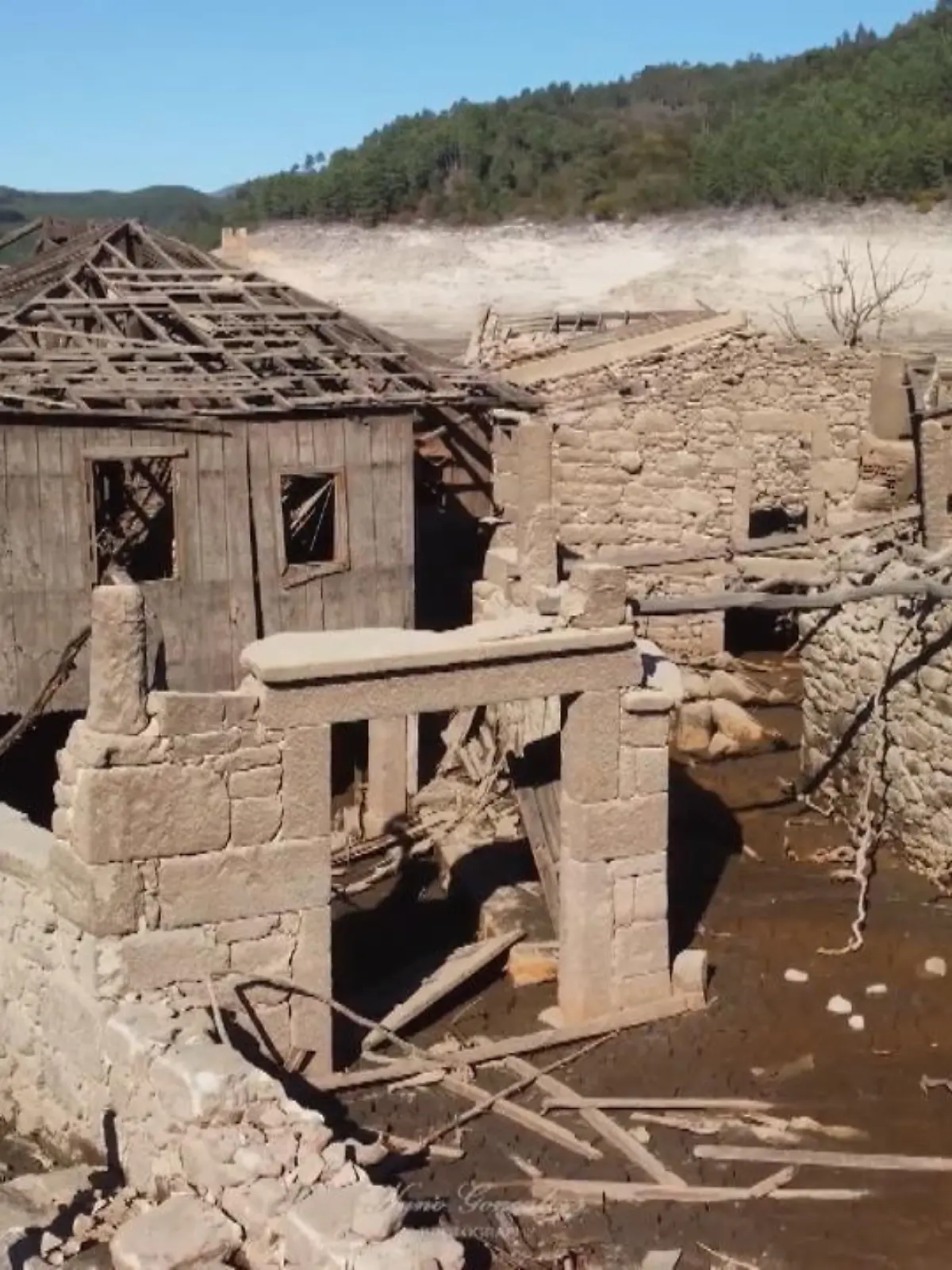 Im Nordwesten Spaniens ist eine Geisterstadt wieder aufgetaucht. Aceredo wurde 1992 zusammen mit anderen Orten geflutet, um einen Stausee zu schaffen.