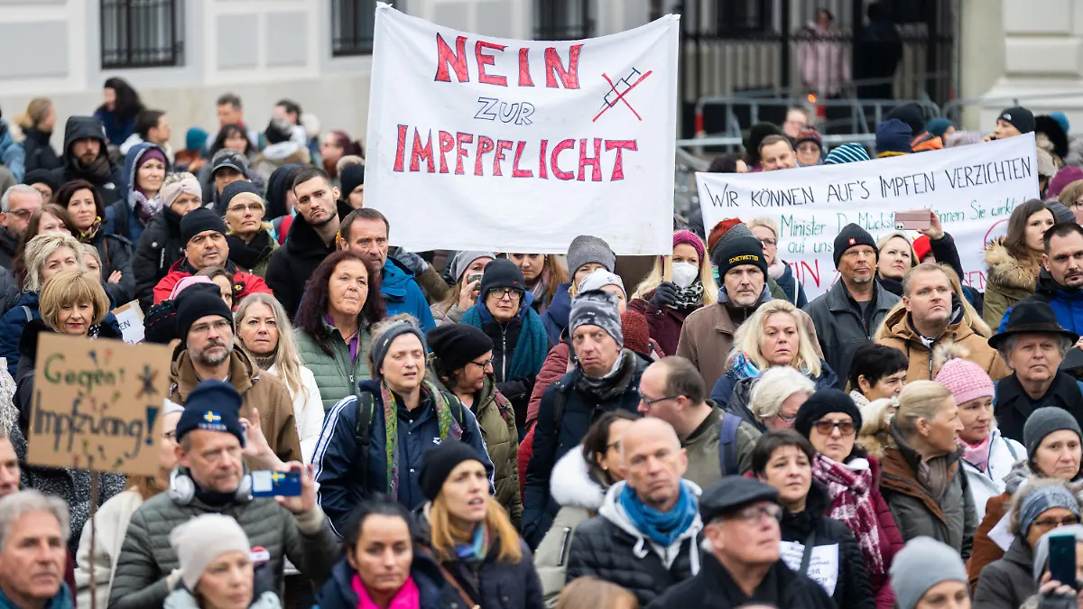 14.11.2021, Österreich, Wien: Impfgegner demonstrieren auf dem Ballhausplatz, nach einem Corona-Krisengipfel der österreichischen Regierung. Im Kampf gegen die vierte Welle der Corona-Pandemie gilt in Österreich von diesem Montag, 15.11.2021, an ein Lockdown für Ungeimpfte. Foto: Georg Hochmuth/APA/dpa +++ dpa-Bildfunk +++