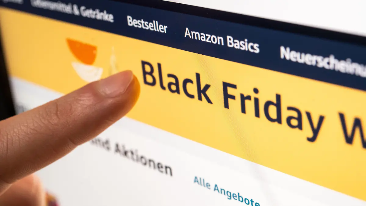 PRODUKTION - 18.11.2021, Niedersachsen, Oldenburg: Eine Person schaut sich die Black Friday Angebote auf der Online-Shopping-Seite von Amazon auf seinem Tablet-Computer an. (zu dpa «Trotz Lieferengpässen: Black Friday lockt Schnäppchenjäger») Foto: Mohssen Assanimoghaddam/dpa +++ dpa-Bildfunk +++