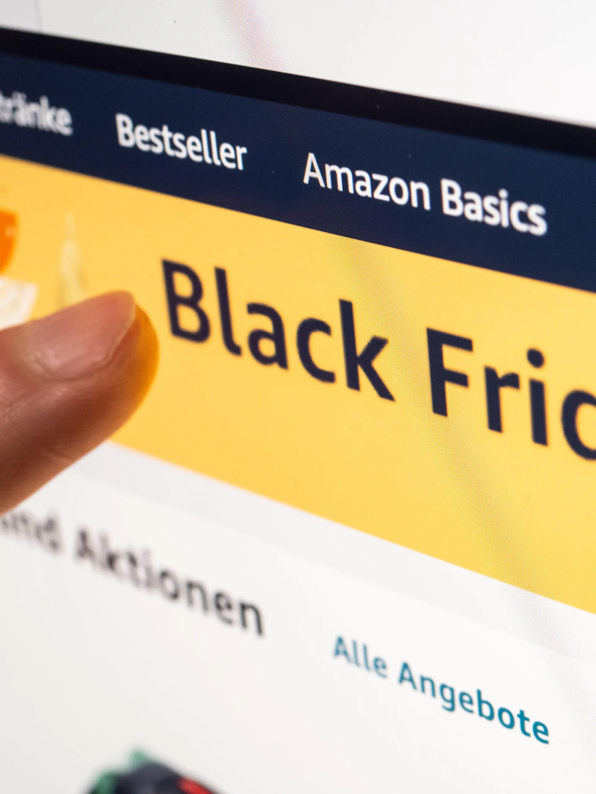 PRODUKTION - 18.11.2021, Niedersachsen, Oldenburg: Eine Person schaut sich die Black Friday Angebote auf der Online-Shopping-Seite von Amazon auf seinem Tablet-Computer an. (zu dpa «Trotz Lieferengpässen: Black Friday lockt Schnäppchenjäger») Foto: Mohssen Assanimoghaddam/dpa +++ dpa-Bildfunk +++
