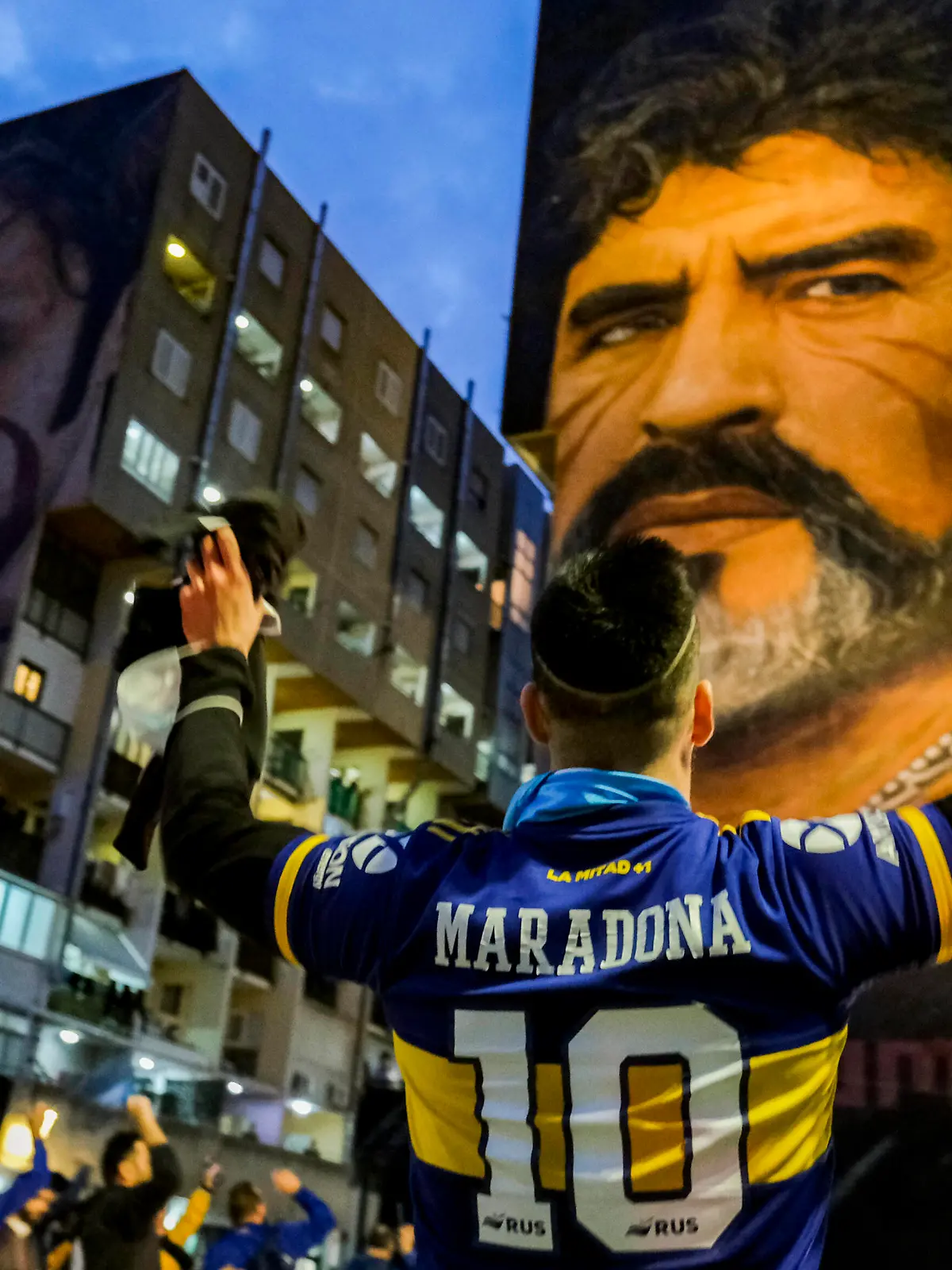 Sport Bilder des Tages Italy: Boca Juniors fans in Naples Boca Juniors fans arrive in Naples to honour Maradona, Tomorrow will be the first anniversary of his death and to honour el pibe de oro , the fans of Boca Juniors, his favourite team in Argentina, have decided to fly to Naples from several parts of Europe, his second city. DSCF1642 Copyright: xAntonioxBalascox