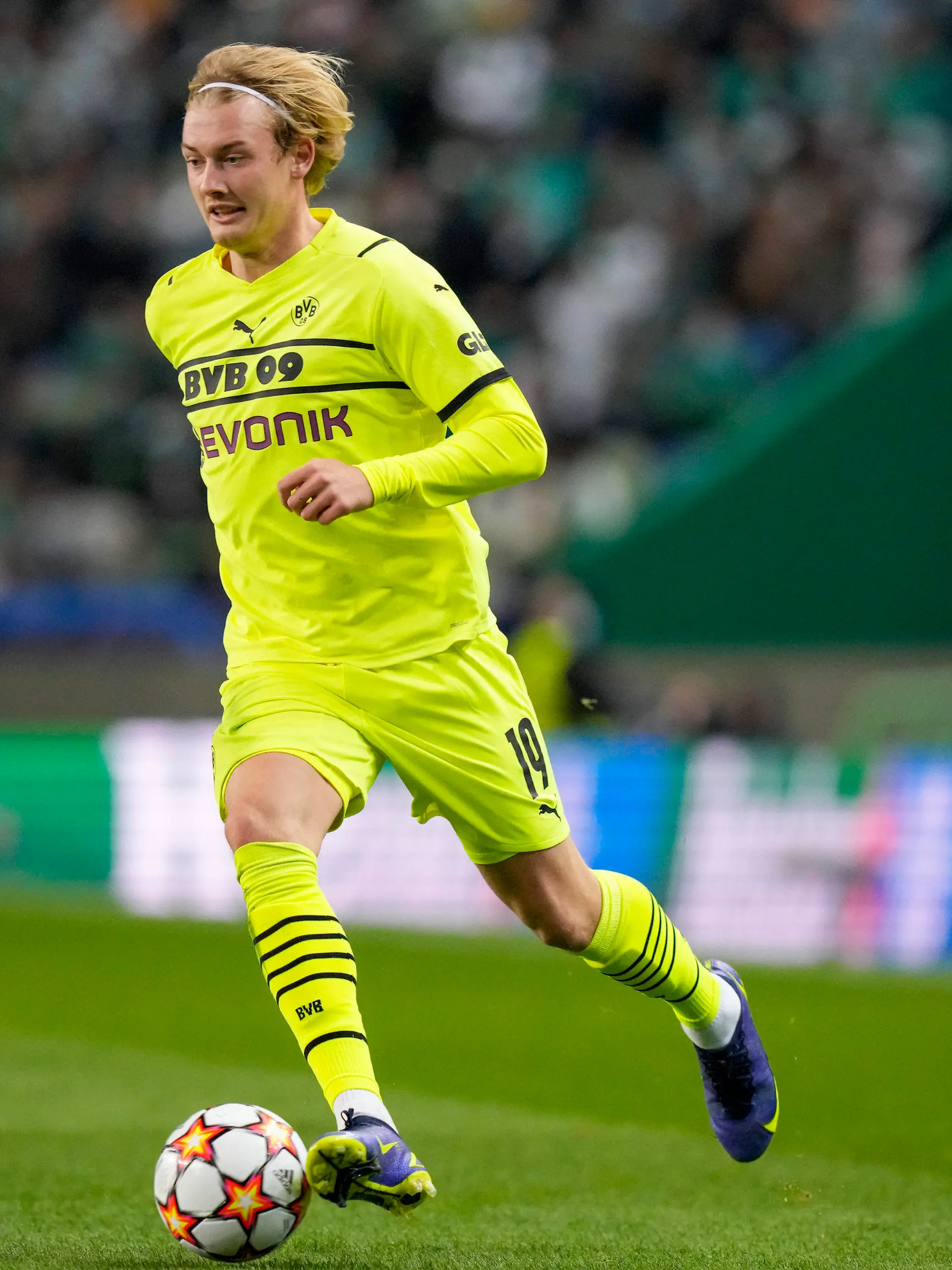 24.11.2021, Portugal, Lissabon: Fußball: Champions League, Sporting Lissabon - Borussia Dortmund, Gruppenphase, Gruppe C, 5. Spieltag, Estádio José Alvalade XXI. Dortmunds Julian Brandt in Aktion. Foto: Armando Franca/AP/dpa +++ dpa-Bildfunk +++