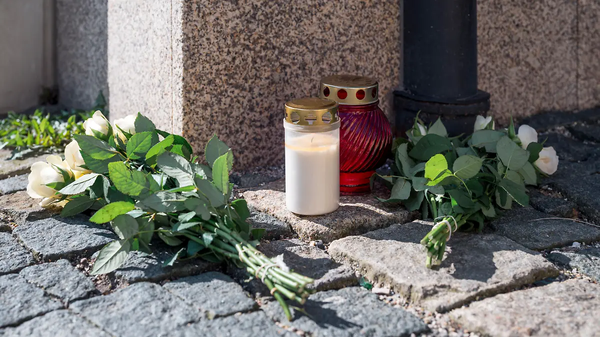 06.04.2023, Bayern, Wunsiedel: An der Straßenecke zur Zufahrtsstraße zum Kinder- und Jugendhilfezentrum, in dem eine Zehnjährige tot aufgefunden wurde, liegen Blumen und Grablichter auf dem Gehweg. Foto: Daniel Vogl/dpa +++ dpa-Bildfunk +++