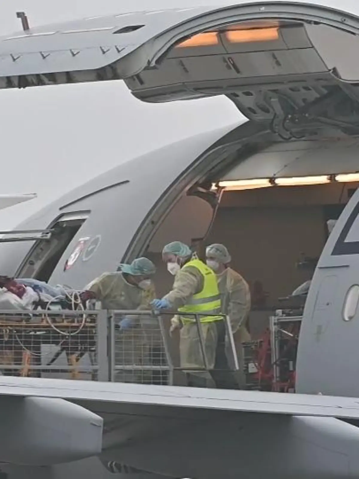Neue Höchstwerte, von Tag zu Tag. Während die Politik weiter über mögliche Maßnahmen streitet, verlegt die Luftwaffe schwererkrankte Patienten, weil in einigen Regionen die Intensivstationen voll sind.
