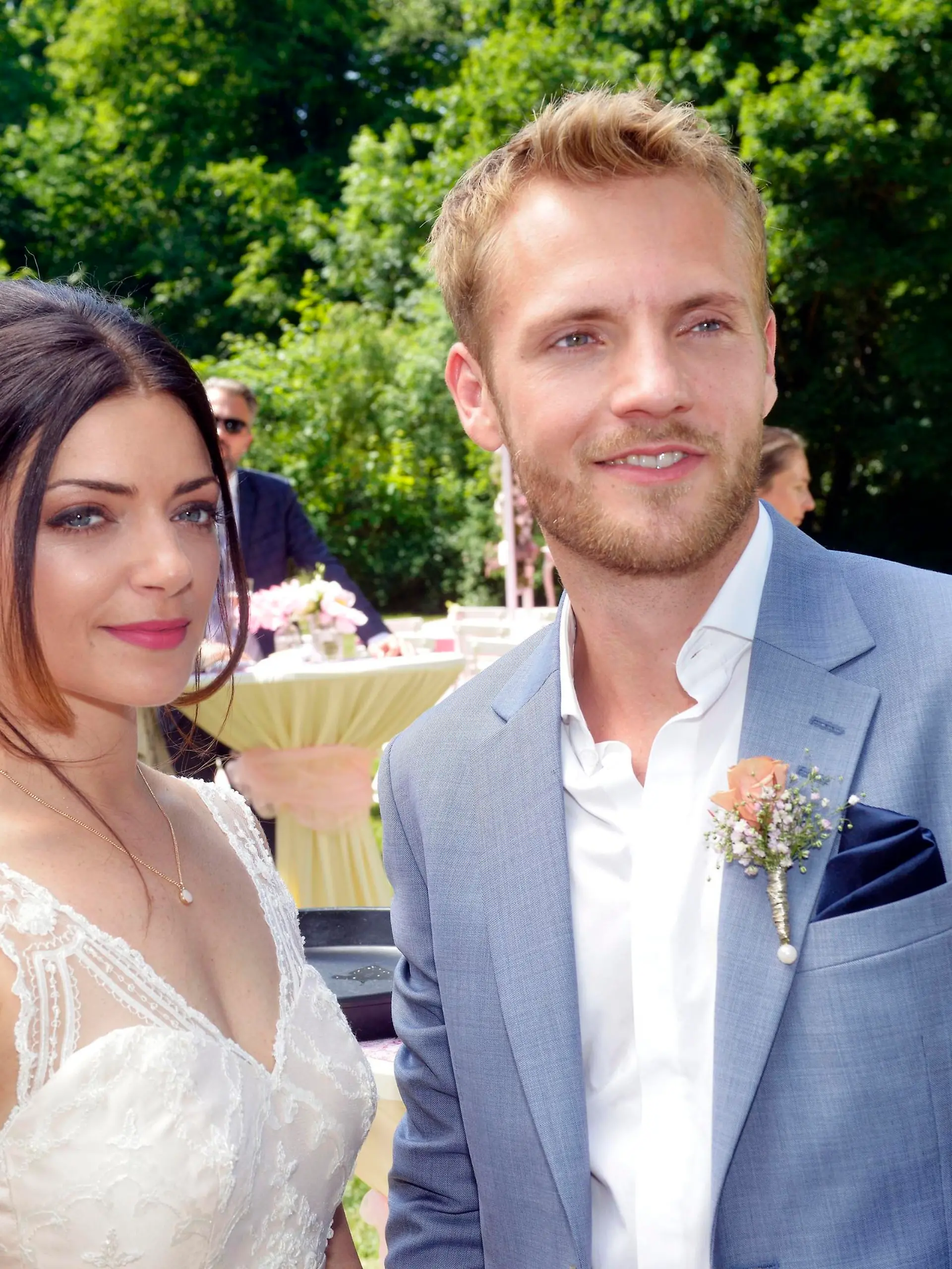 Achtung GESPERRT! Hochzeitsbilder werden Extra-Geschichte!

Endlich ist der Tag von Emilys (Anne Menden) und Pauls (Niklas Osterloh) Hochzeit gekommen...