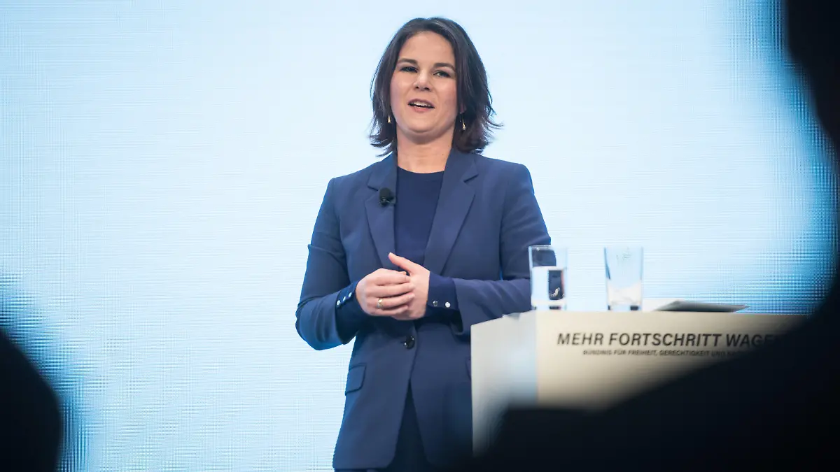  Die Vorsitzende von Buendnis 90 / Die Gruenen Annalena Baerbock am 24. November 2021 bei der Vorstellung des Koalitionsvertrags der sogenannten Ampelkoalition aus SPD, FDP und Gruenen. Ampelkoalition stellt Koalitionsvertrag vor *** The chairwoman of Buendnis 90 Die Gruenen Annalena Baerbock on 24 November 2021 at the presentation of the coalition agreement of the so-called traffic light coalition of SPD, FDP and Greens Traffic light coalition presents coalition agreement