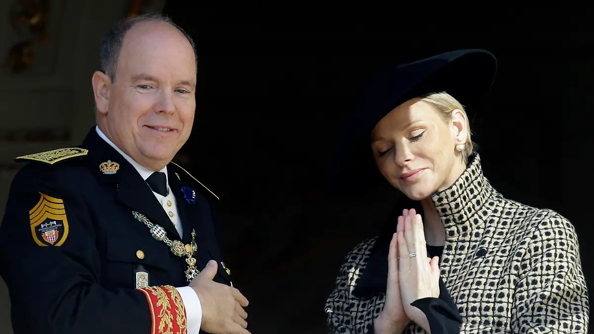 ARCHIV - 19.11.2018, Monaco: Fürst Albert II. von Monaco und seine Frau Charlene von Monaco bedanken sich bei der Menge, die an den Feierlichkeiten zum Nationalfeiertag in Monaco teilnehmen. (zu dpa "Nach Rätselraten und Gerüchten: Fürstin Charlène kehrt bald heim") Foto: Claude Paris/AP/dpa +++ dpa-Bildfunk +++