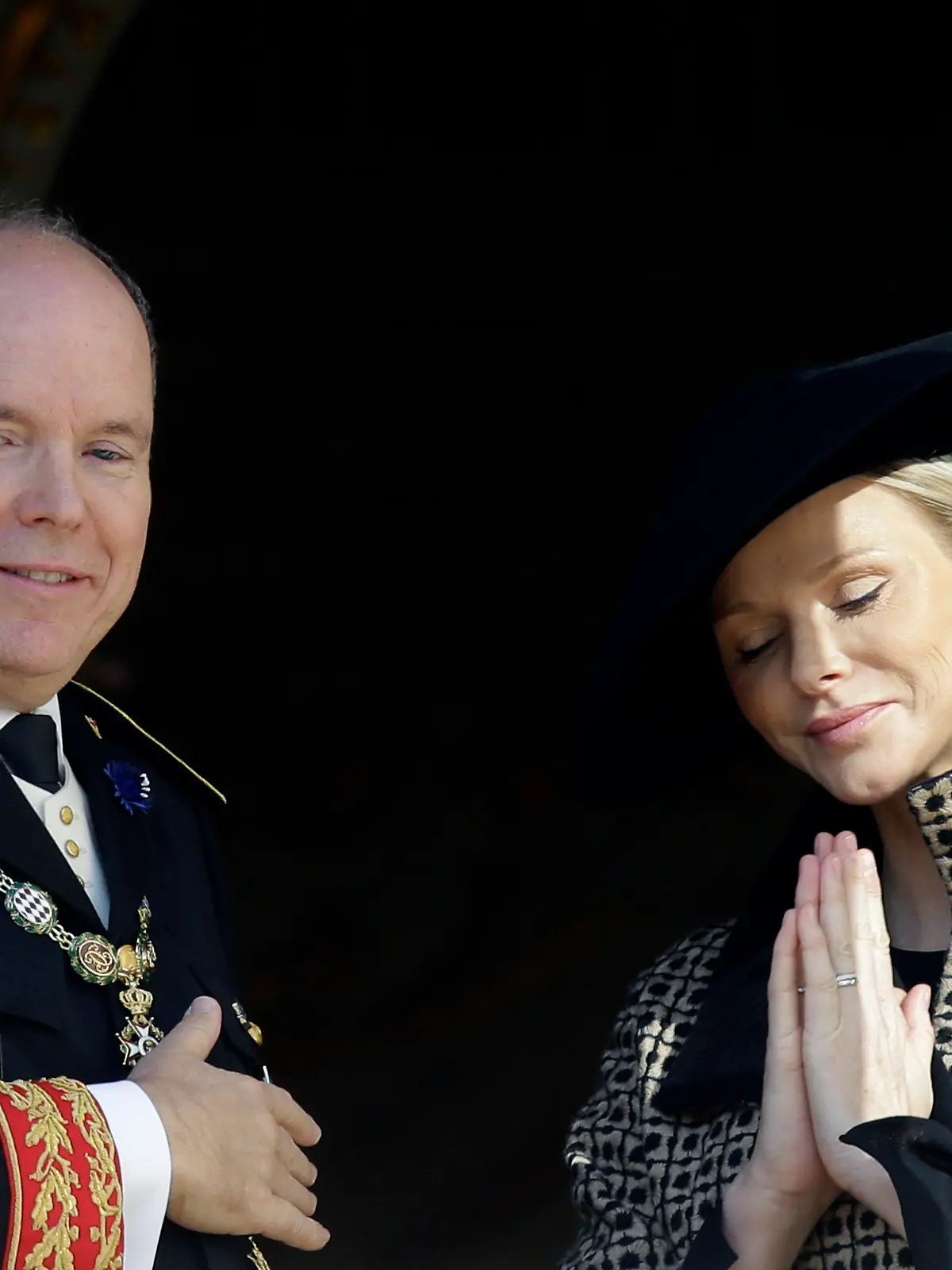 ARCHIV - 19.11.2018, Monaco: Fürst Albert II. von Monaco und seine Frau Charlene von Monaco bedanken sich bei der Menge, die an den Feierlichkeiten zum Nationalfeiertag in Monaco teilnehmen. (zu dpa "Nach Rätselraten und Gerüchten: Fürstin Charlène kehrt bald heim") Foto: Claude Paris/AP/dpa +++ dpa-Bildfunk +++