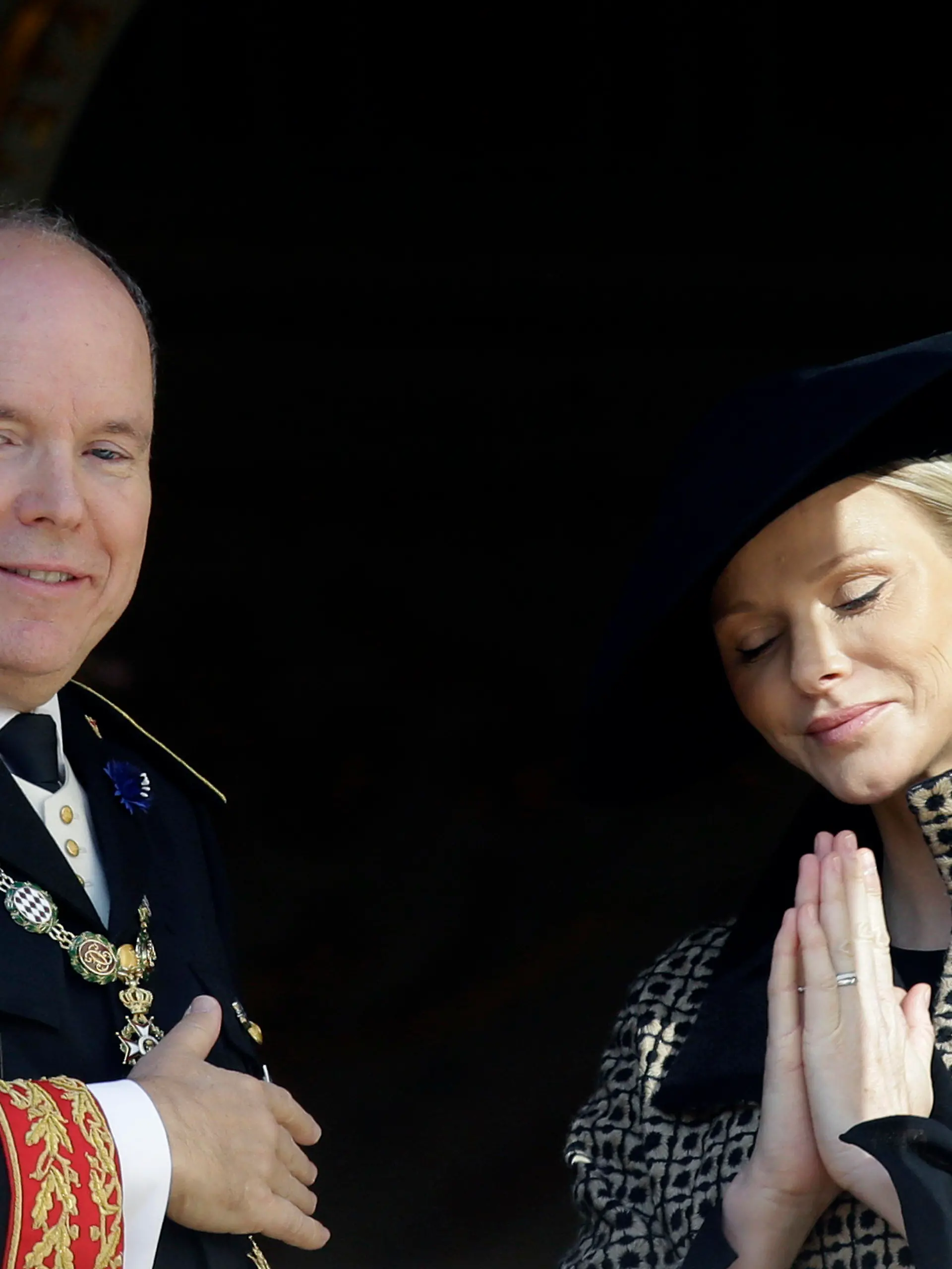 ARCHIV - 19.11.2018, Monaco: Fürst Albert II. von Monaco und seine Frau Charlene von Monaco bedanken sich bei der Menge, die an den Feierlichkeiten zum Nationalfeiertag in Monaco teilnehmen. (zu dpa "Nach Rätselraten und Gerüchten: Fürstin Charlène kehrt bald heim") Foto: Claude Paris/AP/dpa +++ dpa-Bildfunk +++
