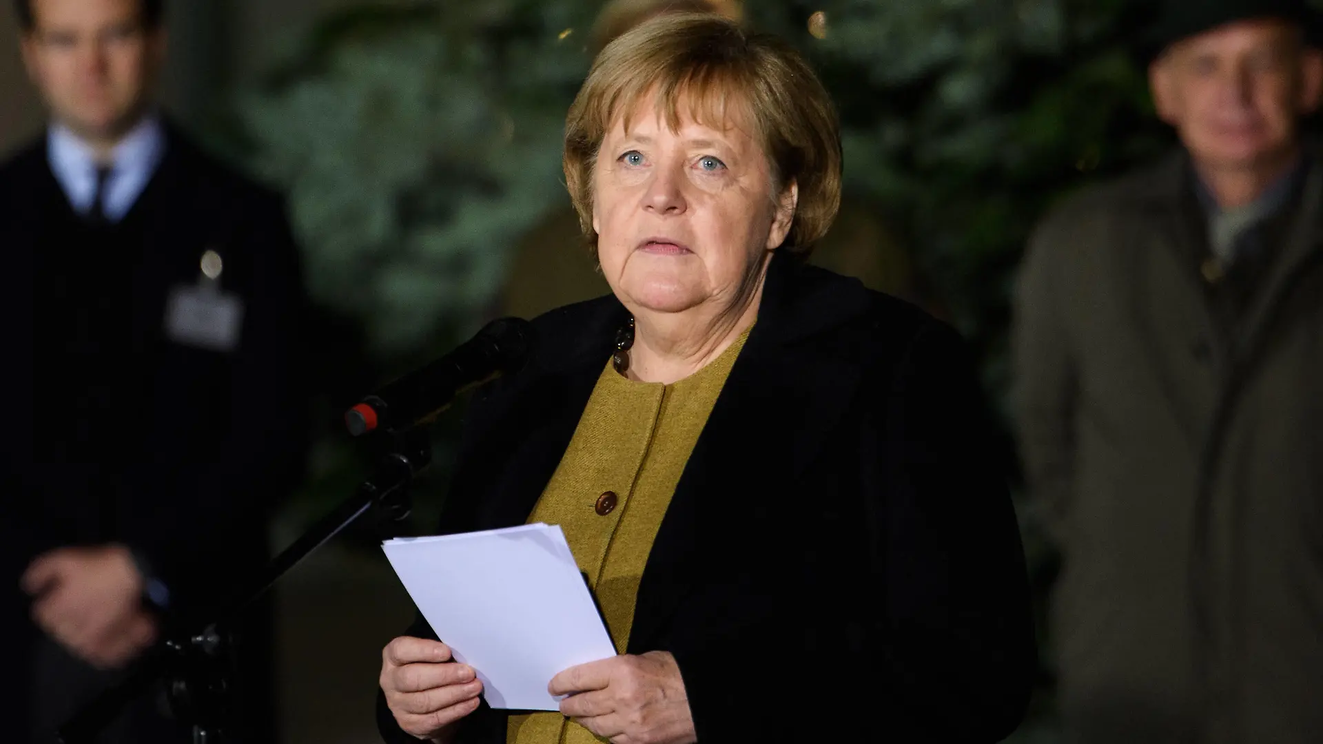 Berlin GER, Berlin, 24.11.21, Uebergabe des Weihnachtsbaumes in Anwesenheit von Angela Merkel Bundeskanzlerin - BKin - Dr Angela Merkel, Bildtermin, Uebergabe der Weihnachtsbaumes - 15m hohe Coloradotanne, auf dem Ehrenhof des Kanzleramtes, 24.11.2021, *** Berlin GER, Berlin, 24 11 21, Uebergabe des Weihnachtsbaumes in Anwesenheit von Angela Merkel Bundeskanzlerin BKin Dr Angela Merkel, Bildtermin, Uebergabe der Weihnachtsbaumes 15m hohe Coloradotanne, auf dem Ehrenhof des Kanzleramtes, 24 11 2021, Copyright: xEibner-Pressefotox EP_EER